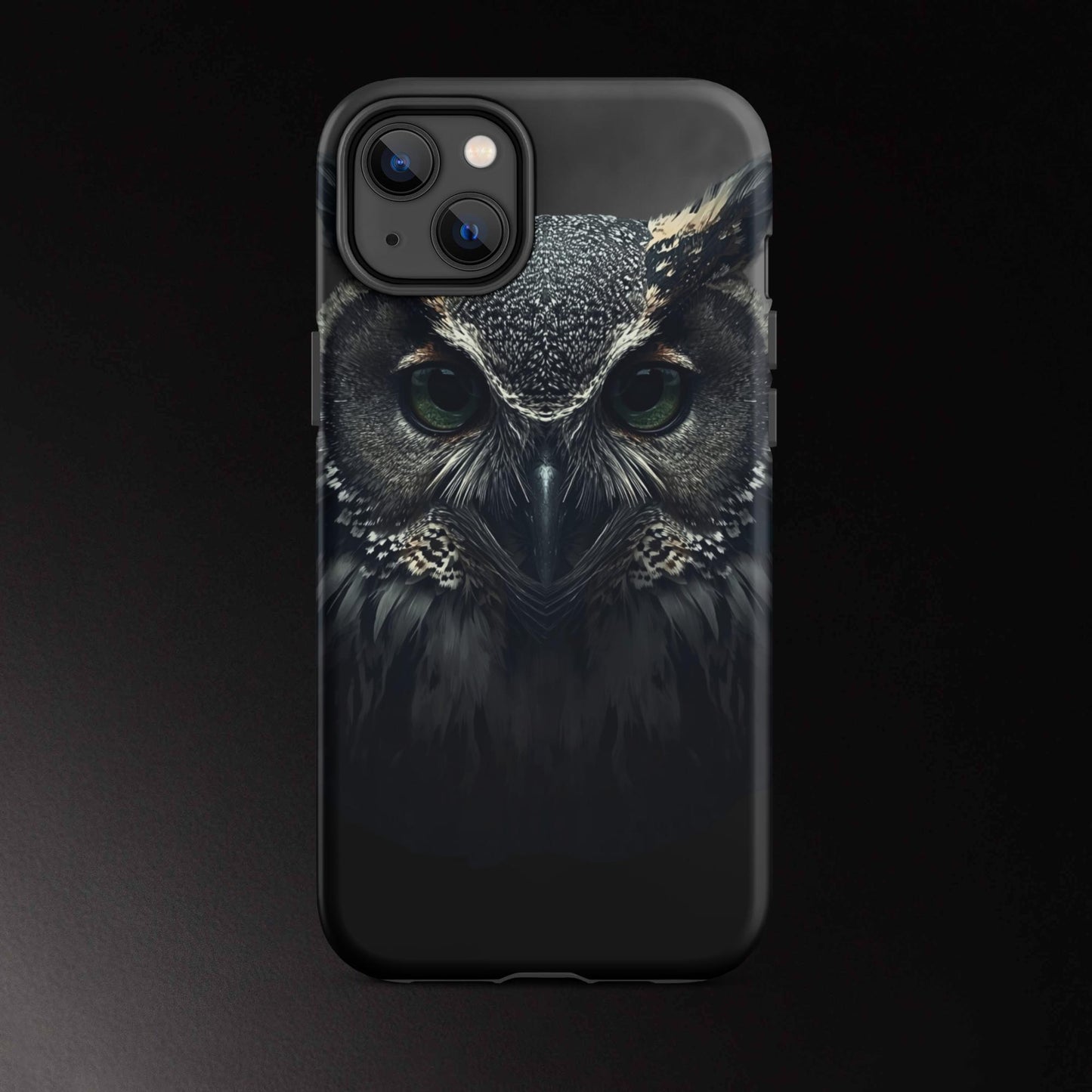 Eule Handyhülle für iPhone 14 Plus mit intensivem Blick und detailreicher Tierdarstellung in dunkler Optik
