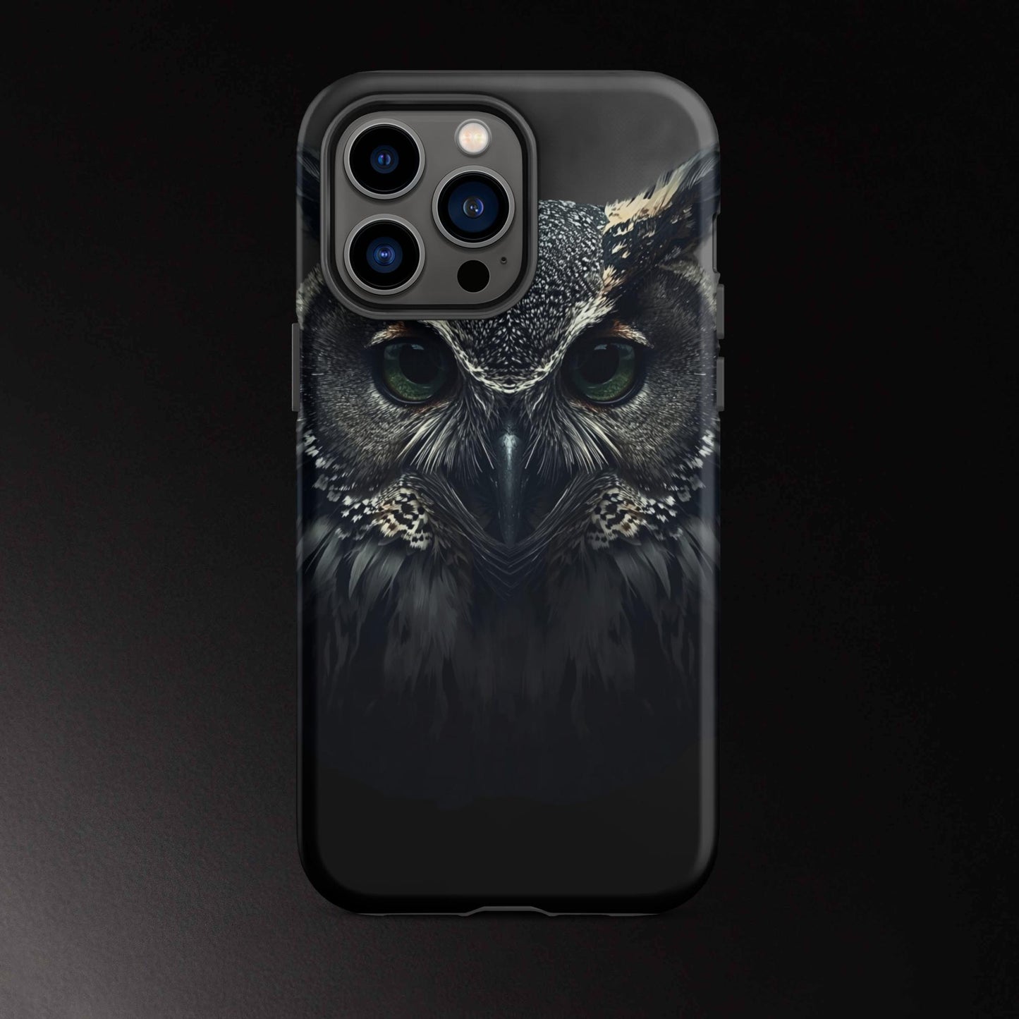 Eule Handyhülle für iPhone 14 Pro Max mit intensivem Blick und detailreicher Tierdarstellung in dunkler Optik