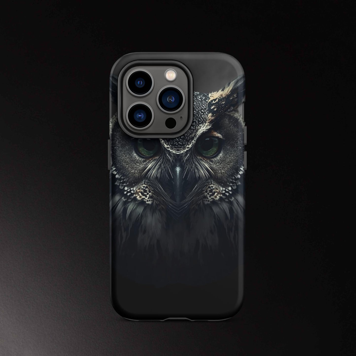 Eule Handyhülle für iPhone 14 Pro mit intensivem Blick und detailreicher Tierdarstellung in dunkler Optik