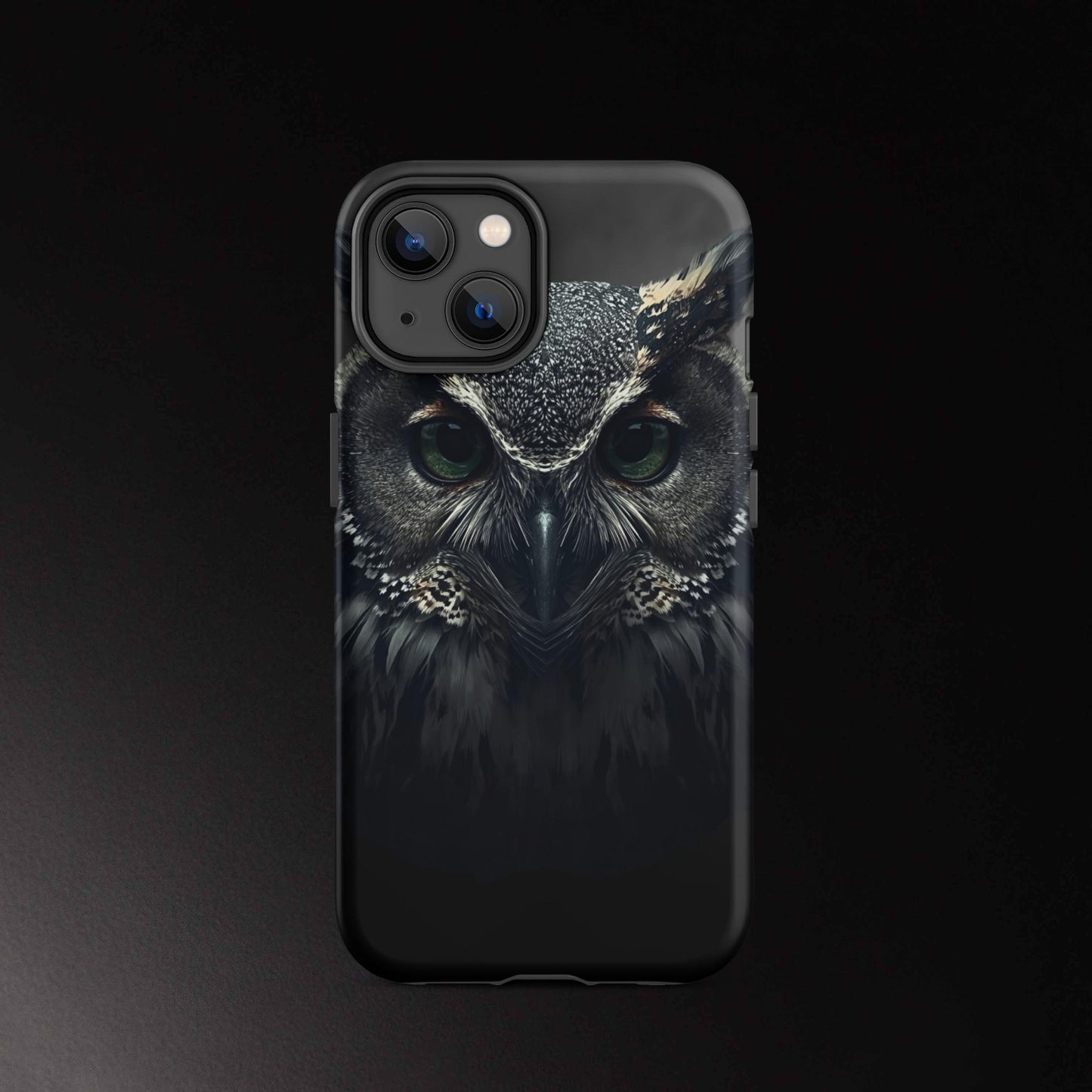 Eule Handyhülle für iPhone 14 mit intensivem Blick und detailreicher Tierdarstellung in dunkler Optik