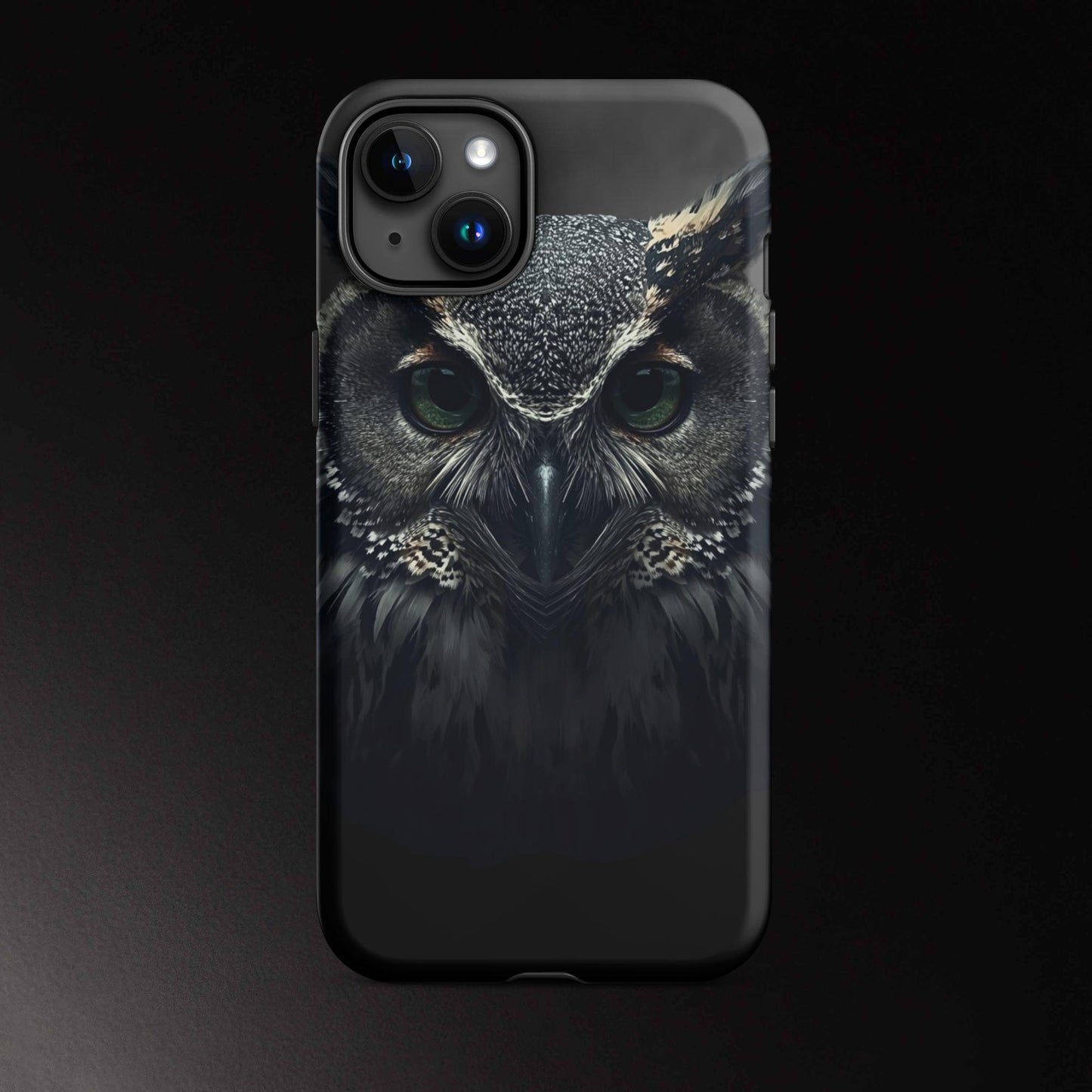 Eule Handyhülle für iPhone 15 Plus mit intensivem Blick und moderner, dunkler Tierästhetik