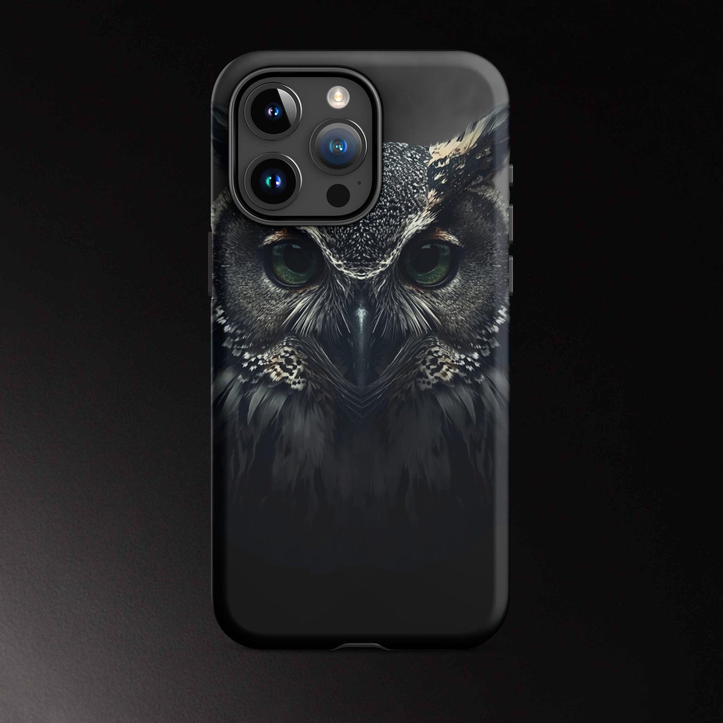 Eule Handyhülle für iPhone 15 Pro Max mit intensivem Blick und moderner, dunkler Tierästhetik