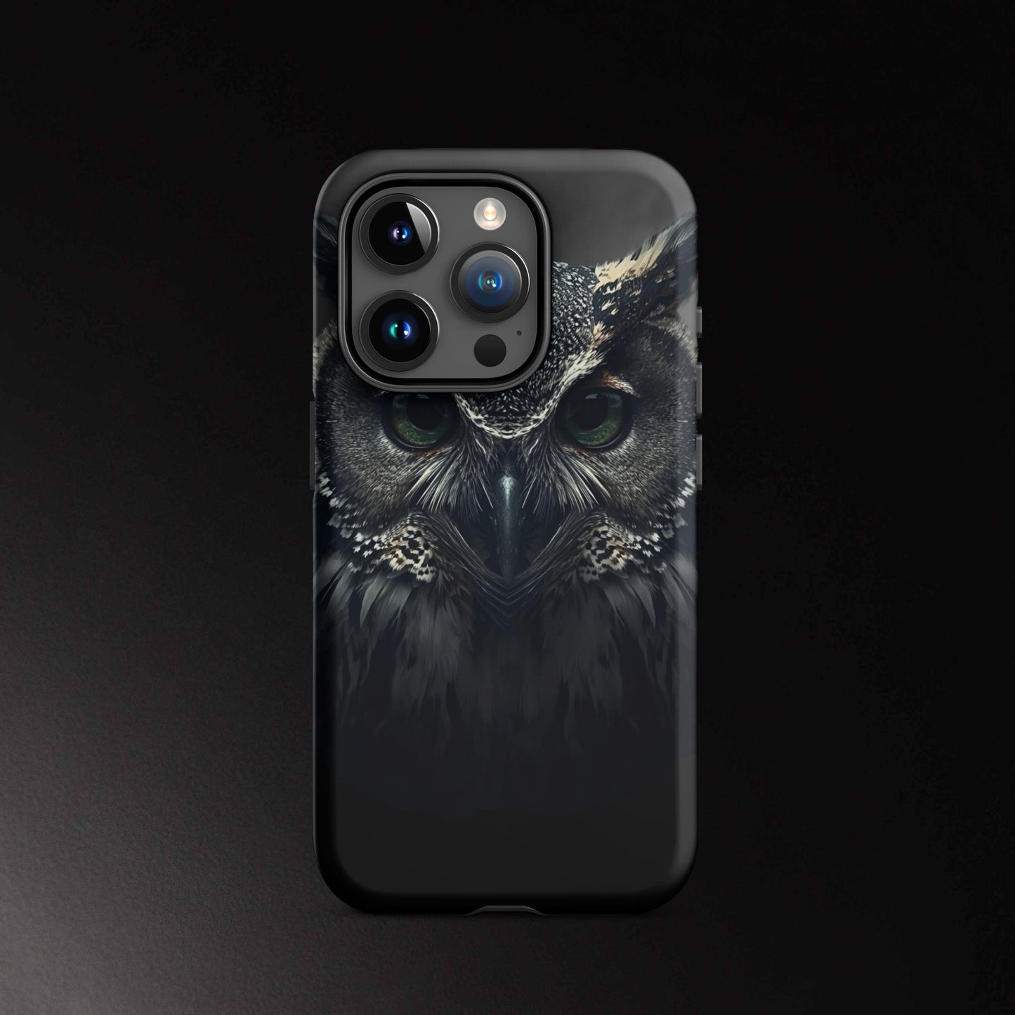 Eule Handyhülle für iPhone 15 Pro mit intensivem Blick und moderner, dunkler Tierästhetik