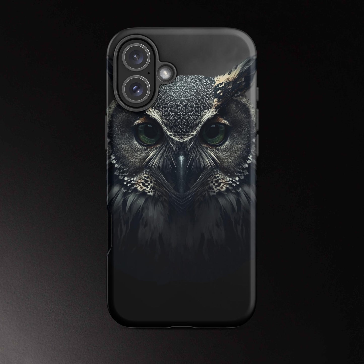 Eule Handyhülle für iPhone 16 Plus mit intensivem Blick und ausdrucksstarkem Tiermotiv in dunkler Gestaltung