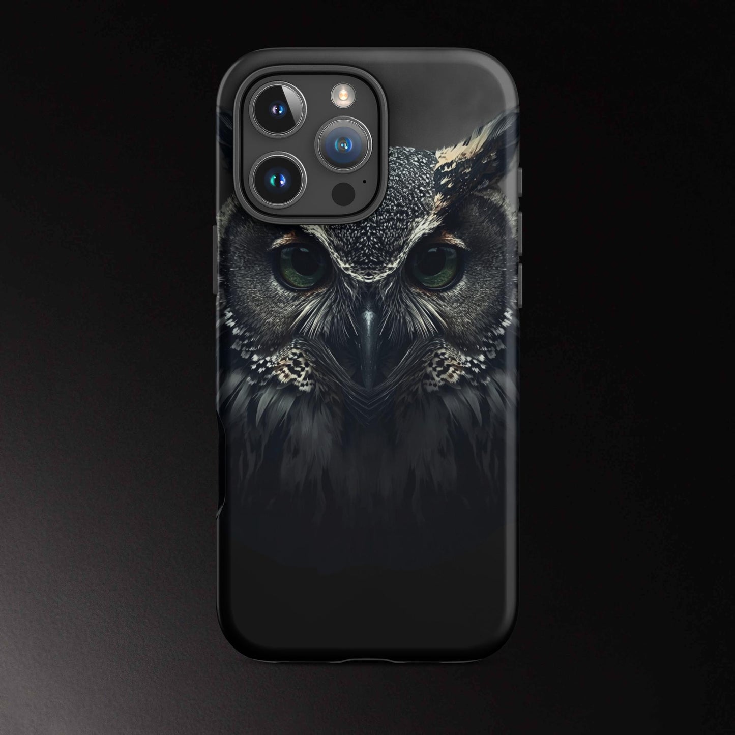 Eule Handyhülle für iPhone 16 Pro Max mit intensivem Blick und kraftvollem Tiermotiv in dunkler Ästhetik