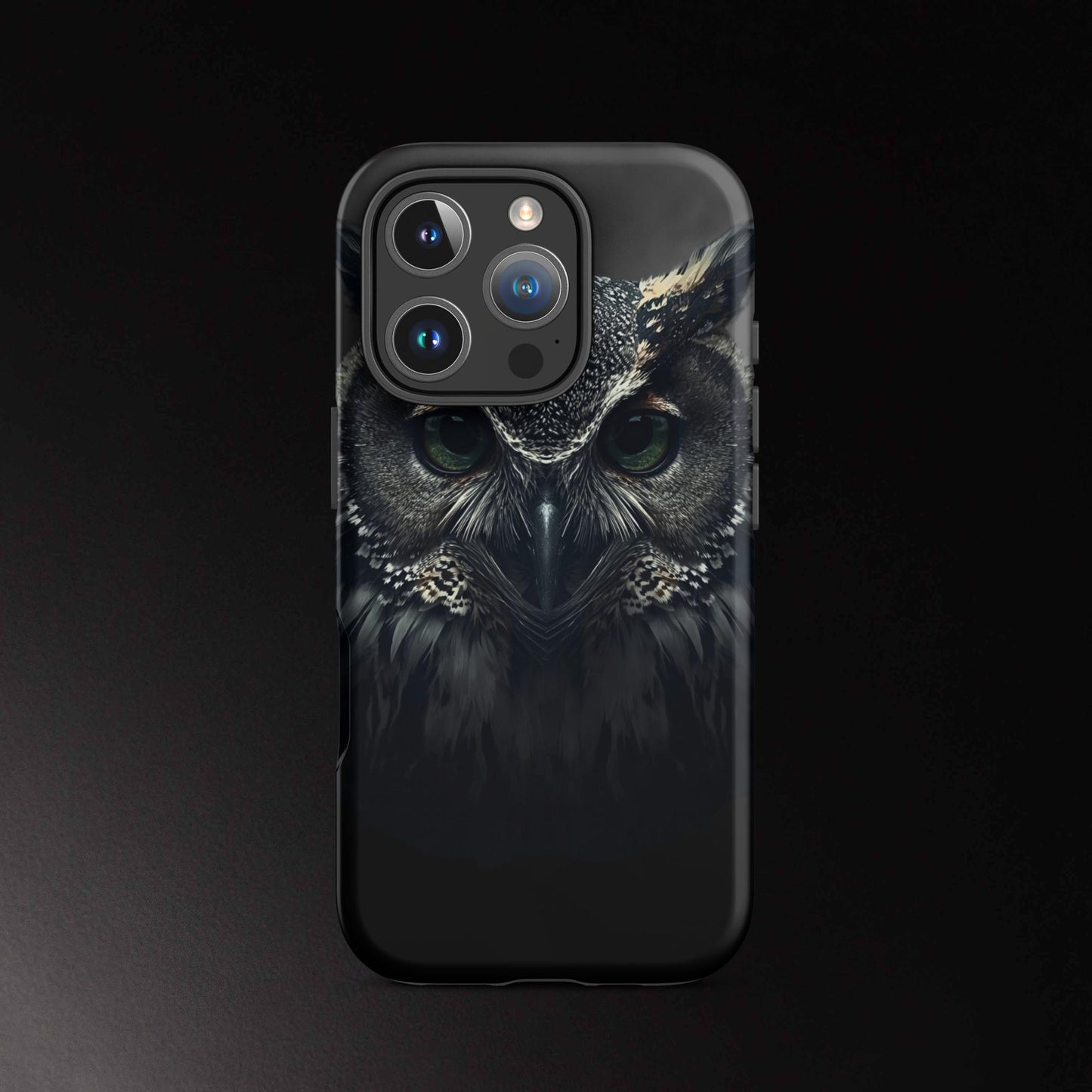 Eule Handyhülle für iPhone 16 Pro mit intensivem Blick und detailreicher Federstruktur in dunkler Ästhetik
