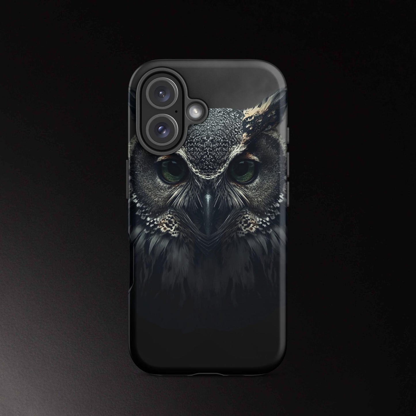 Eule Handyhülle für iPhone 16 mit intensivem Blick und ausdrucksstarkem Tiermotiv in dunkler Gestaltung