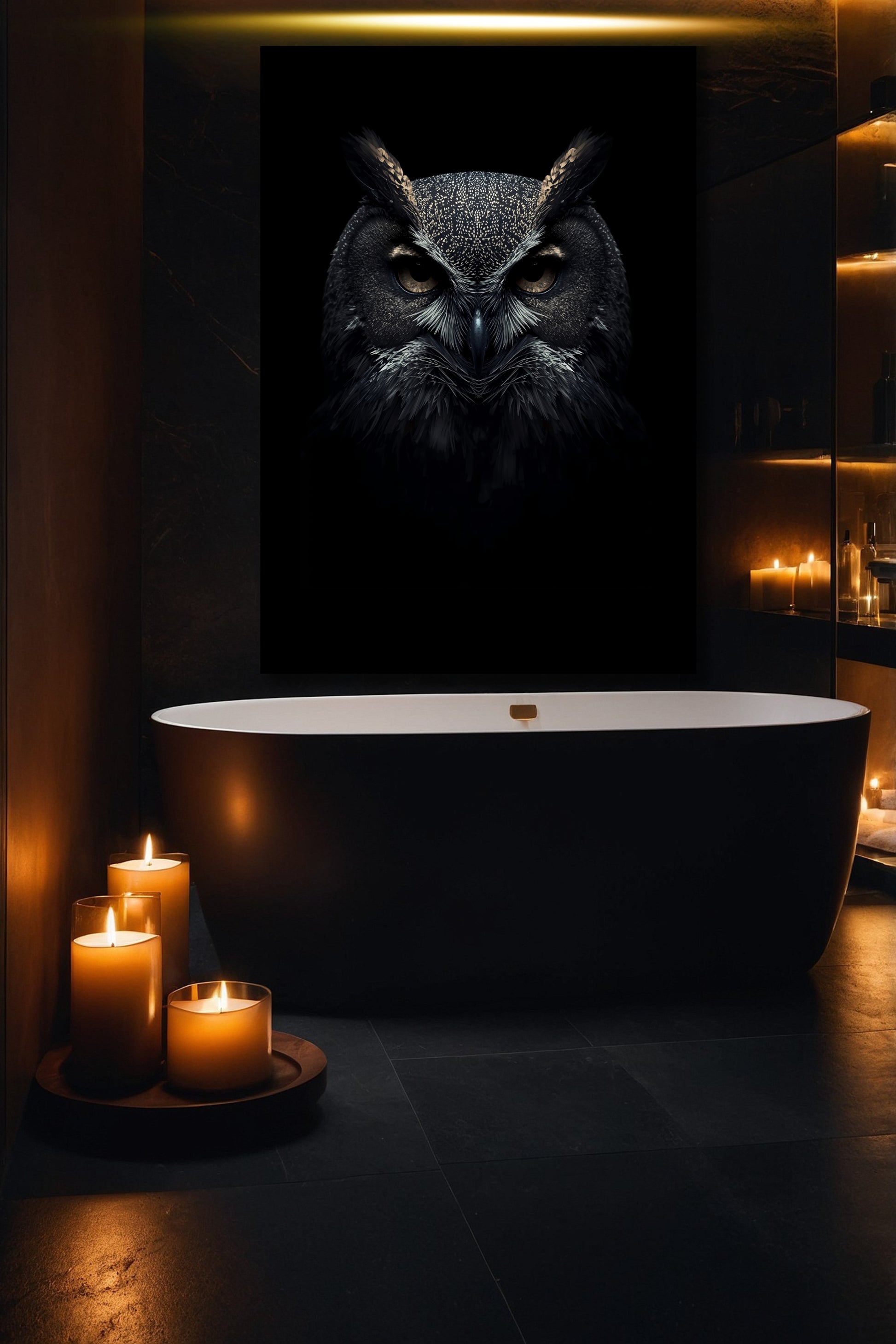 Eule als Leinwandbild im luxuriösen Badezimmer mit Kerzenlicht und dunkler Steinwand

