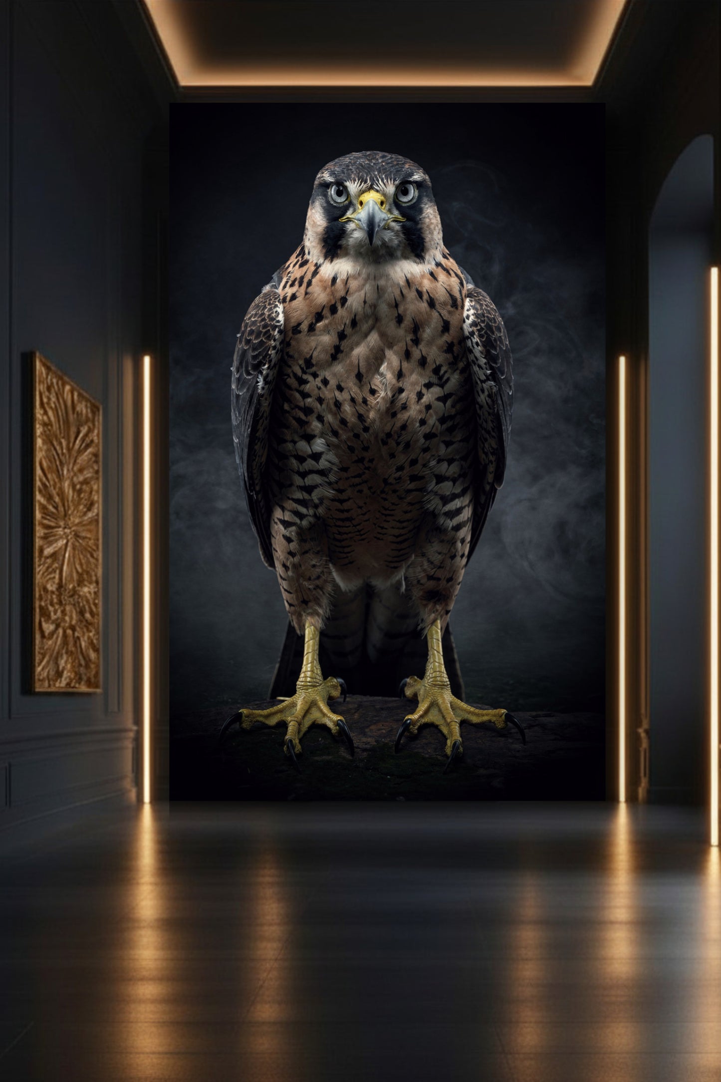 Falke im Nebel als Wandkunst auf Leinwand 32x48 Zoll in moderner Galerie mit dunkler Wand und warmen Lichtakzenten – elegante Tierkunst mit Tiefe