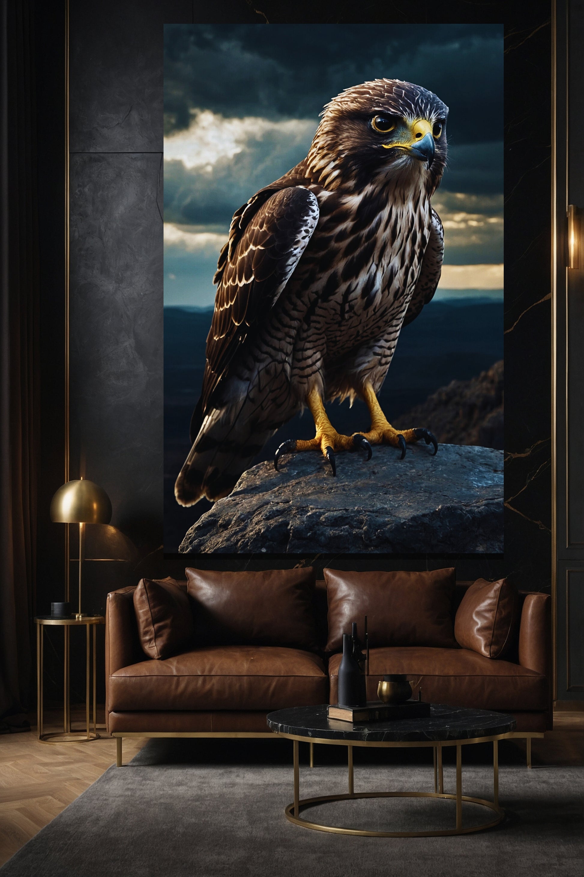 Falke Wandkunst auf Leinwand 40x60 Zoll über Sofa aus Leder im eleganten Wohnzimmer mit dramatischem Himmel und starker Präsenz