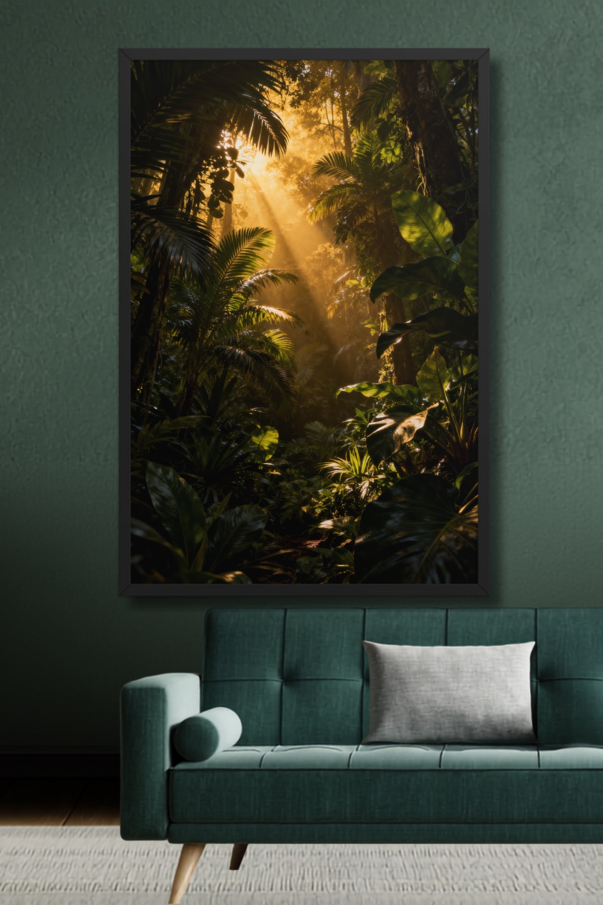 Gerahmtes Poster Dschungel in Gold und tiefem Grün an einer salbeigrünen Wand über einem grünen Sofa