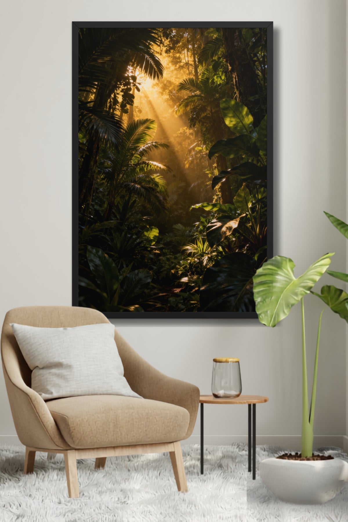 Gerahmtes Poster Dschungel in Gold und tiefem Grün an einer hellen Wand über einem eleganten beigefarbenen Sessel, Beistelltisch und einer Zimmerpflanze