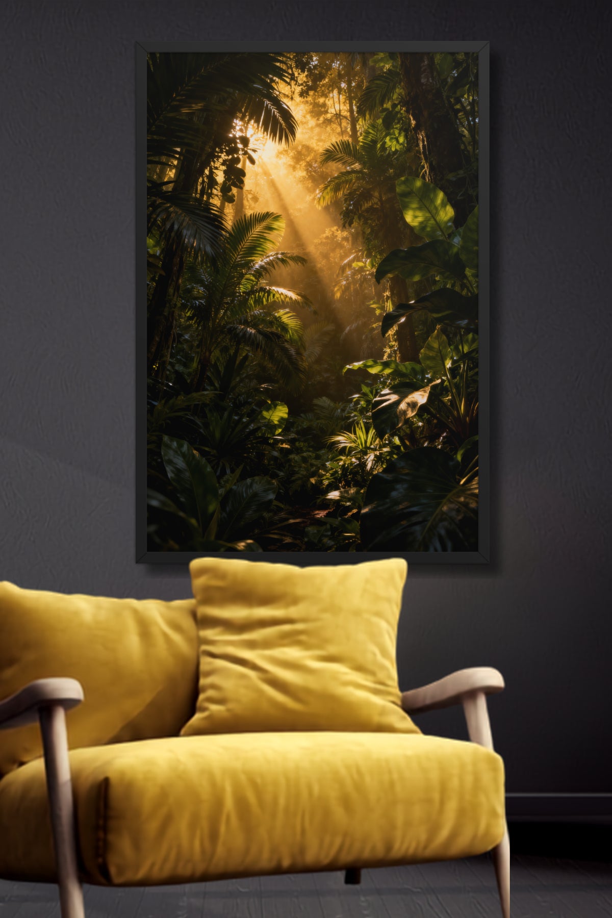 Gerahmtes Poster Dschungel in Gold und tiefem Grün an einer dunklen Wand über einem gemütlichen gelben Sessel 