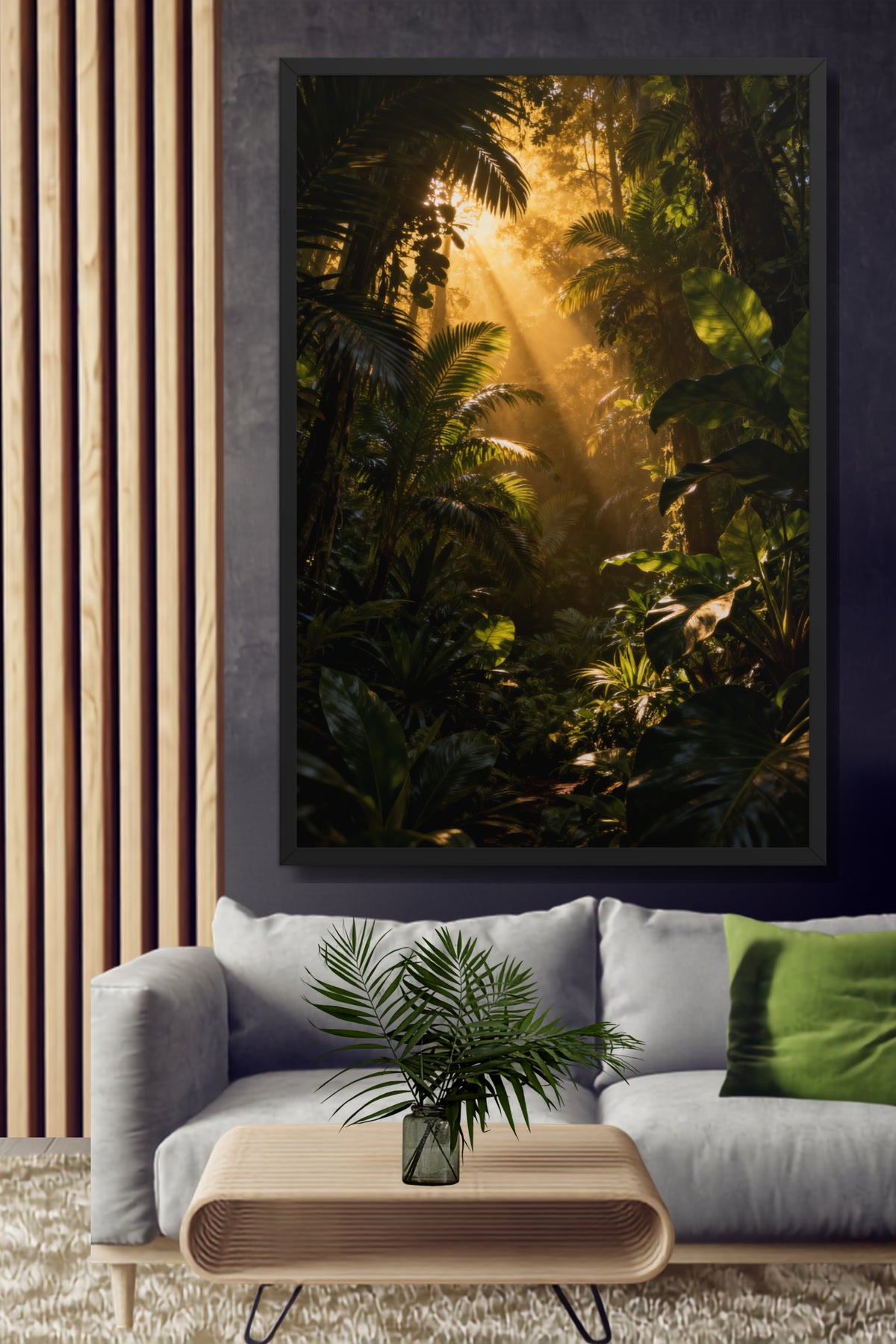 Gerahmtes Poster Dschungel in Gold und tiefem Grün an einer dunklen Wand  mit Holzpaneelen über einem Sofa in einem modernen Wohnzimmer