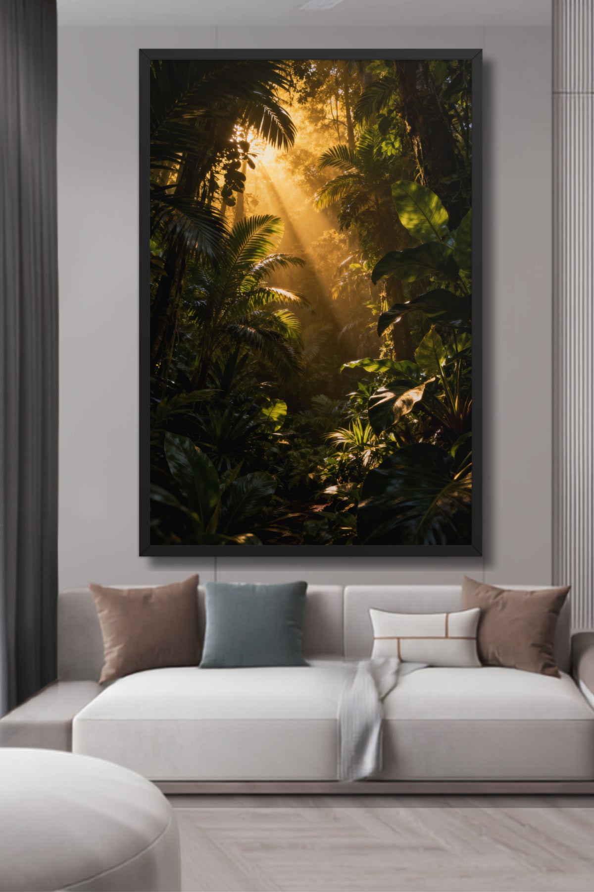 Gerahmtes Poster Dschungel in Gold und tiefem Grün über einer hellen Wohnlandschaft in einem lichtdurchfluteten Wohnzimmer
