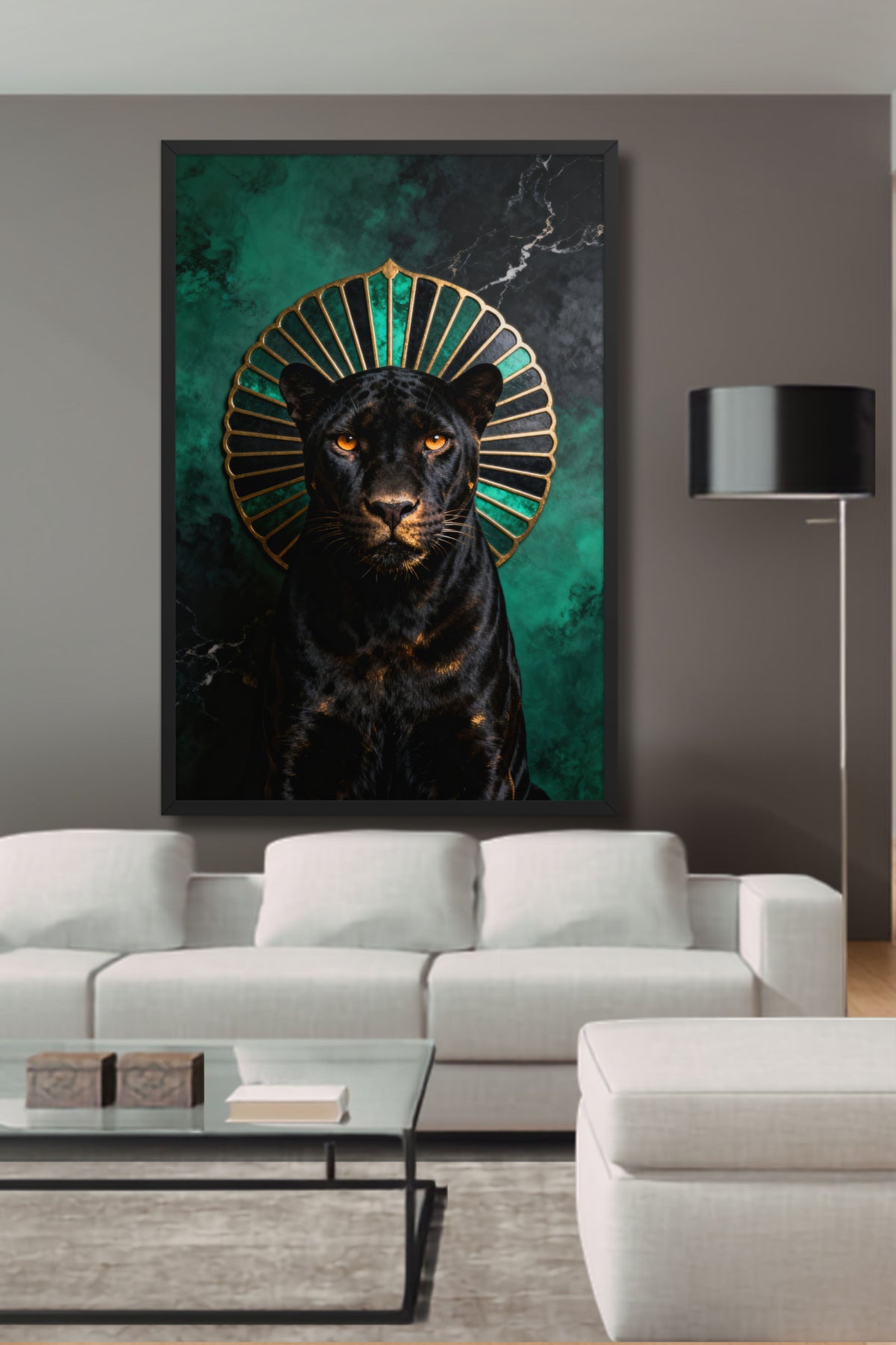 Gerahmtes Poster eines Panthers im Neo-Deco-Stil über einer weißen Wohnlandschaft in einem eleganten Wohnzimmer
