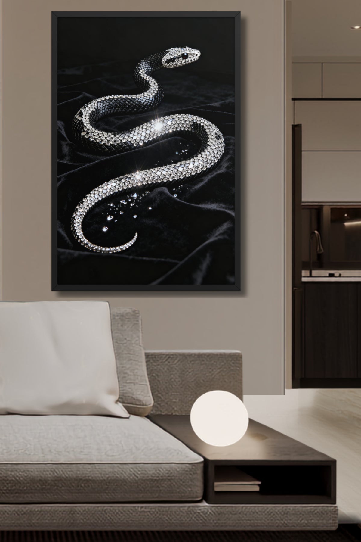 Gerahmtes Poster einer Schlange im Diamantlook über einem Sofa, einer Tischleuchte in einem modernen Wohnzimmer