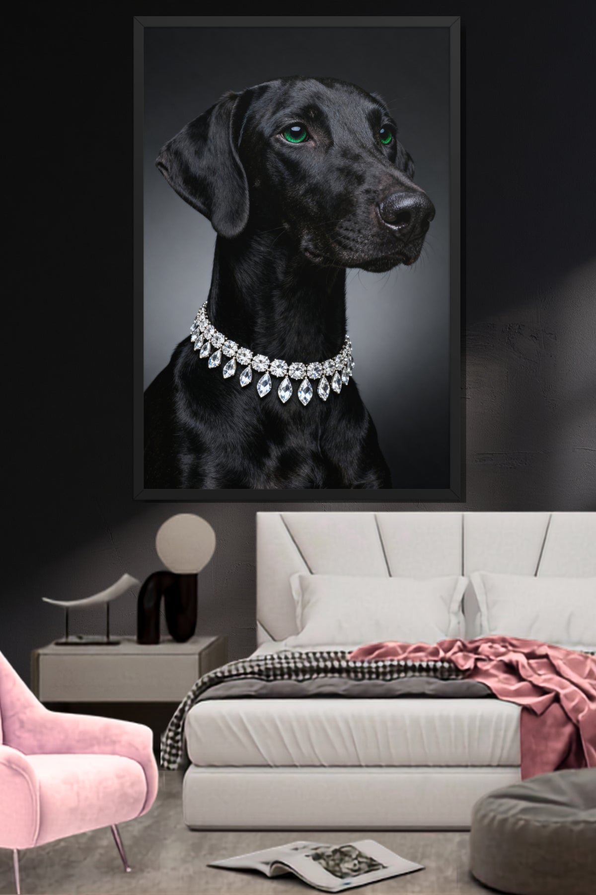 Gerahmtes Poster eines schwarzen Jagdhundes mit Diamantcollier über einem weißen Bett in einem modernen Schlafzimmer