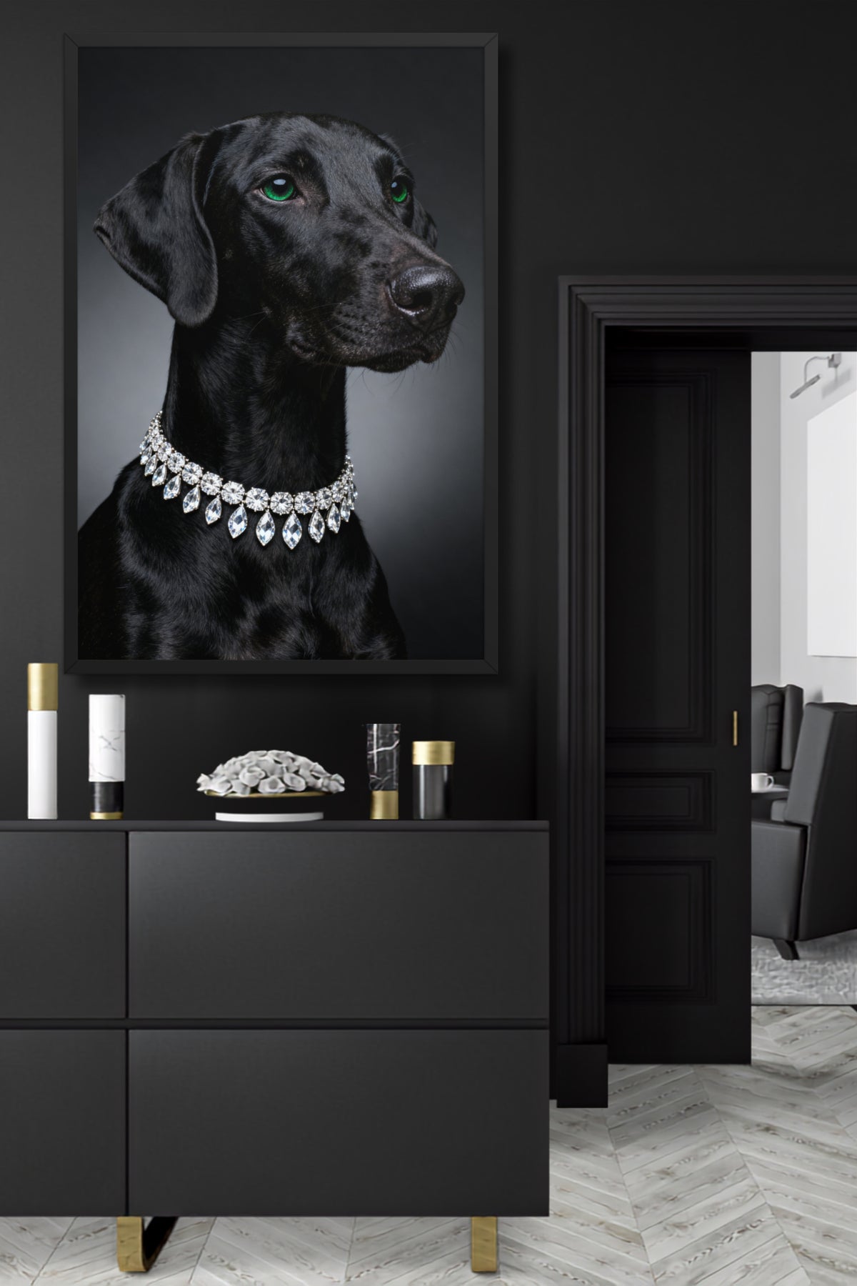 Gerahmtes Poster eines schwarzen Jagdhundes mit Diamantcollier über einem Sideboard in einem eleganten Flur