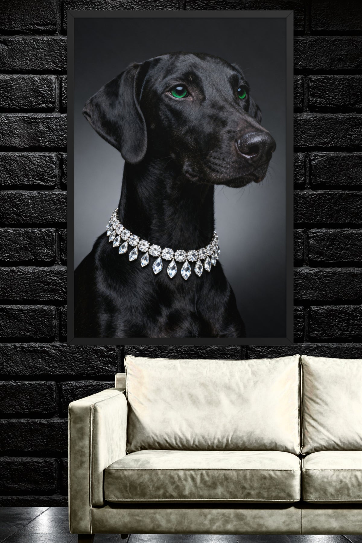 Gerahmtes Poster eines schwarzen Jagdhundes mit Diamantcollier an einer schwarzen Mauer über einem Teil eines weißen Sofas