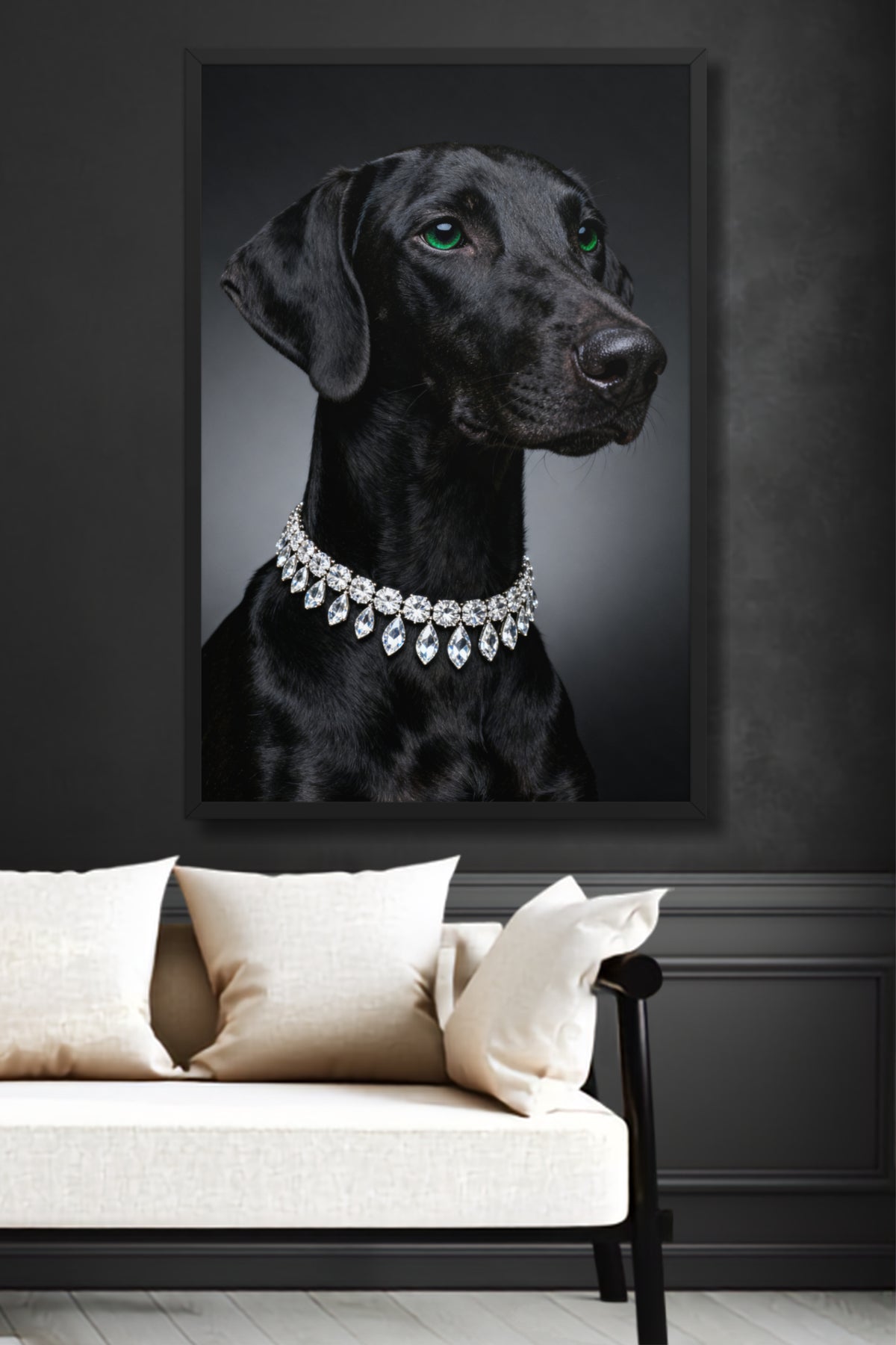 Gerahmtes Poster eines schwarzen Jagdhundes mit Diamantcollier an einer  dunklen Wand über einem hellen Sofa in einem minimalistischem Wohnraum