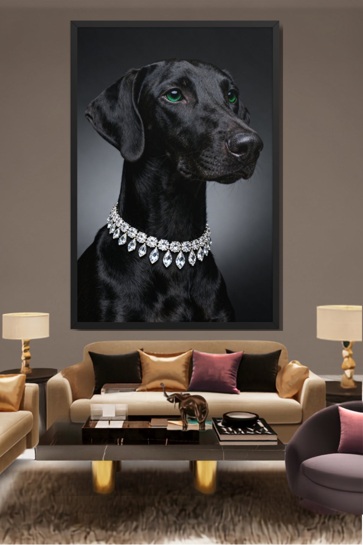 Gerahmtes Poster eines schwarzen Jagdhundes mit Diamantcollier über einem Sofa mit verschiedenfarbigen Sofakissen in einem eleganten Wohnzimmer mit Goldakzenten