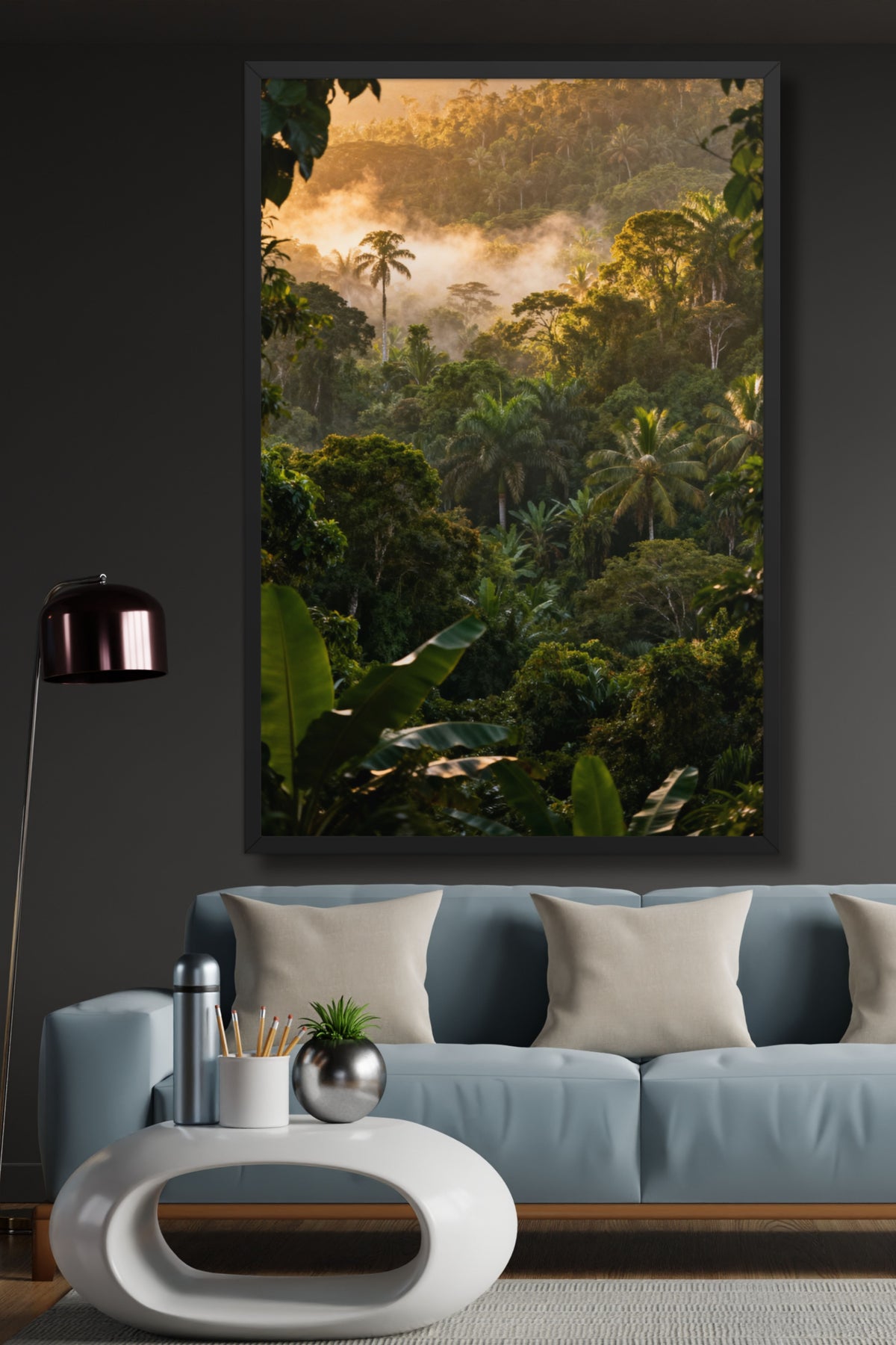 Gerahmtes Poster mit tropischem Regenwald und Nebel an einer grauen Wand über einem hellblauen Sofa und einer chromfarbenen Stehlampe in einem modernen Wohnzimmer