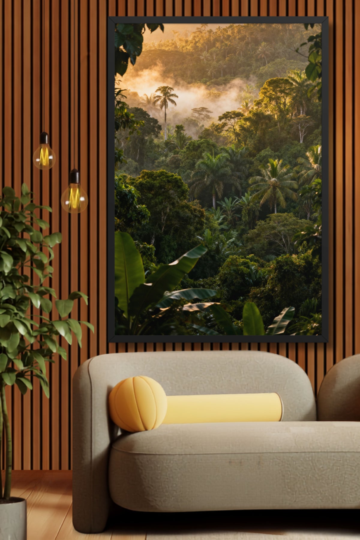 Gerahmtes Poster mit tropischem Regenwald und Nebel an einer Wand aus Holzpaneelen über einem hellen Sofa in einem elegante Wohnraum