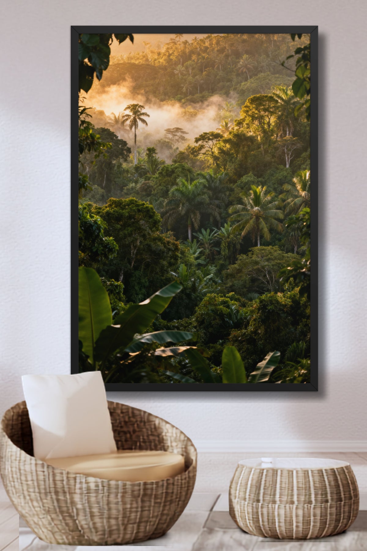 Gerahmtes Poster mit tropischem Regenwald und Nebel an einer hellen Wand über hellen Korbmöbeln