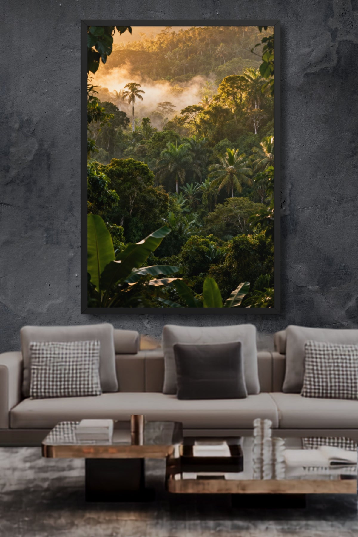 Gerahmtes Poster mit tropischem Regenwald und Nebel an einer dunkelgrau-marmorierten Wand über einem hellen Sofa in einem modernen Wohnzimmer