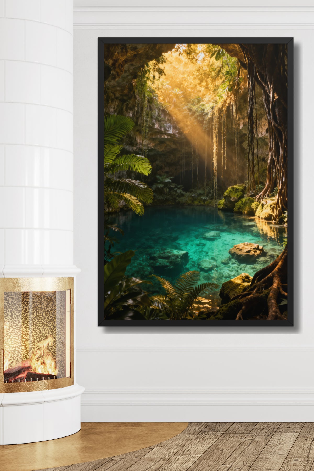 Gerahmtes Poster einer verborgenen Dschungellagune im Goldlicht an einer hellen Wand in einem eleganten Kaminzimmer