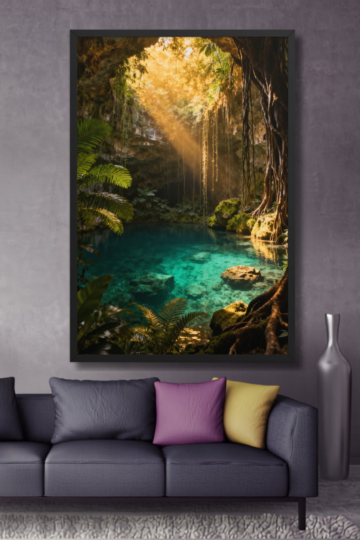 Gerahmtes Poster einer verborgenen Dschungellagune im Goldlicht über einem Sofa mit verschiedenfarbigen Kissen