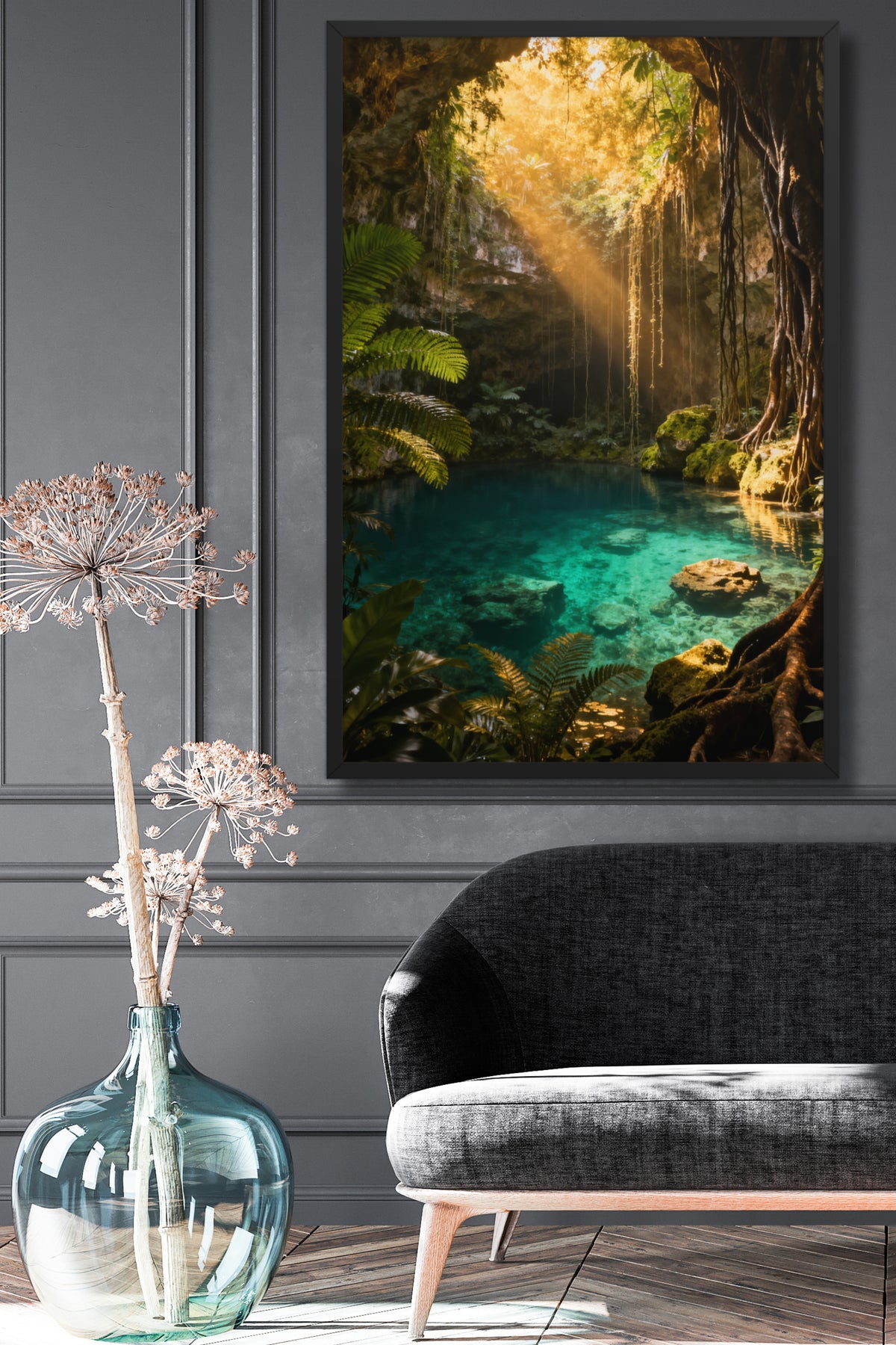Gerahmtes Poster einer verborgenen Dschungellagune im Goldlicht über einem Sofa und einer großen Glasvase mit Blüte in einem eleganten Wohnzimmer