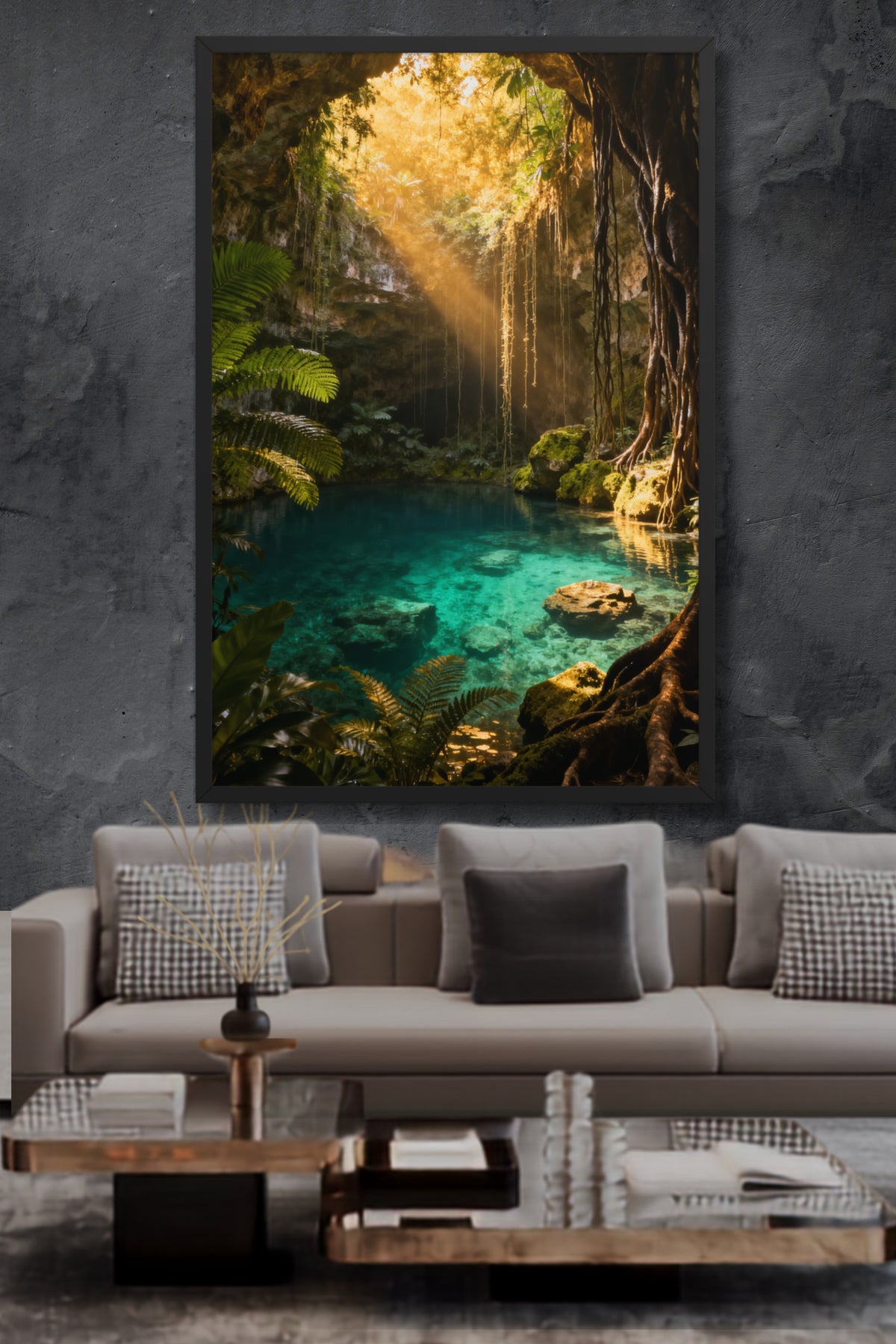 Gerahmtes Poster einer verborgenen Dschungellagune im Goldlicht an einer grau marmorierten Wand über einer hellen Wohnlandschaft in einem modernen Wohnzimmer