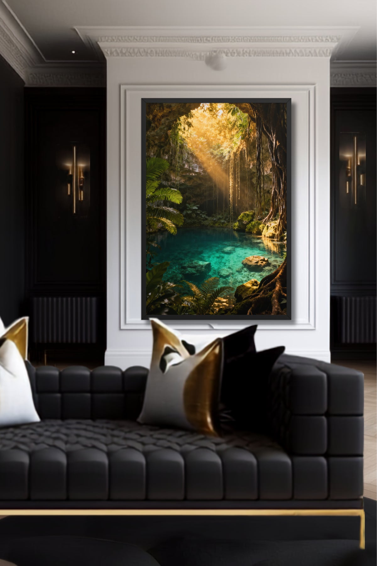 Gerahmtes Poster einer verborgenen Dschungellagune im Goldlicht an einer hellen Säule in einem eleganten Wohnzimmer mit Goldakzenten