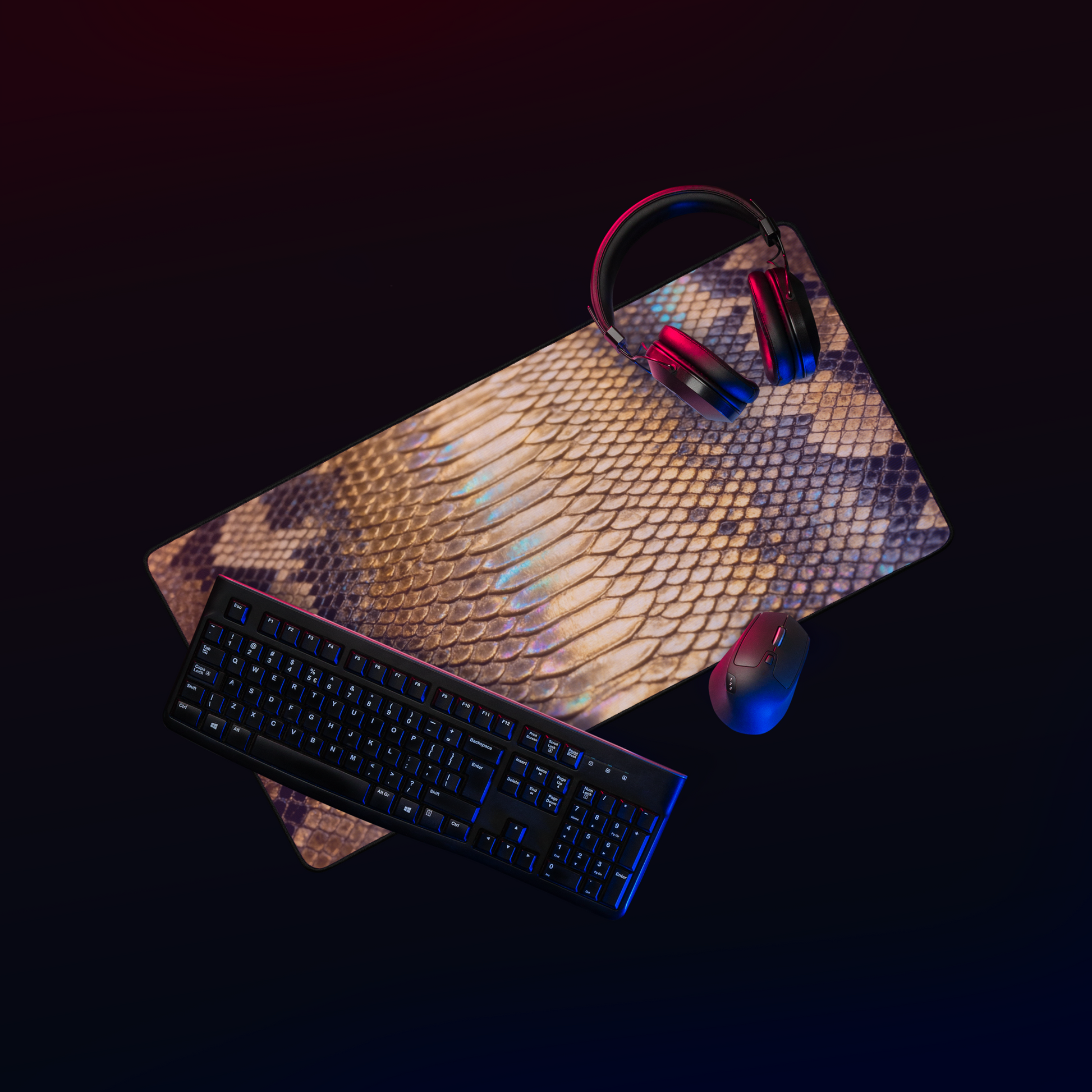 Goldene Desk Mat in schimmerndem Reptilien Design in beleuchtetem Set Up