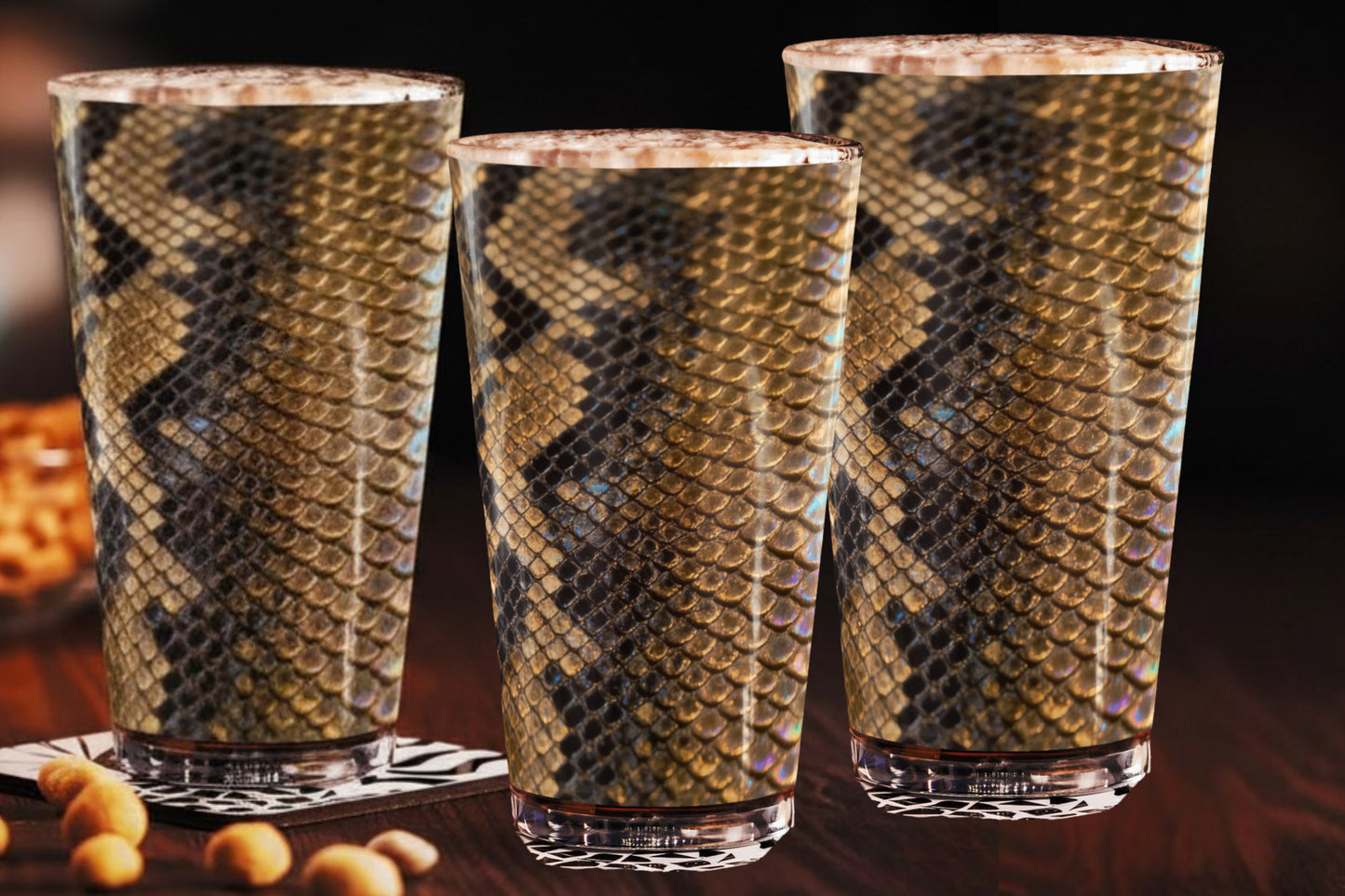 Dreiteiliges Set luxuriöser Gläser mit goldener Schlangenstruktur und moderner Bar-Ästhetik