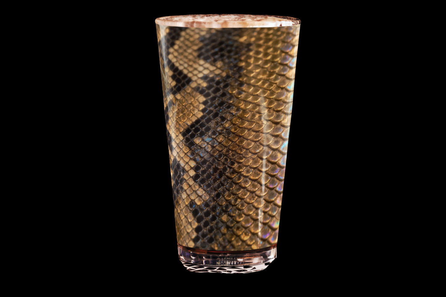 Modernes Pint-Glas mit gold-schwarzer Reptilienoptik und glänzender Tiefenwirkung