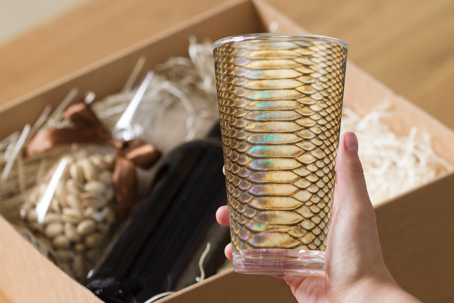 Luxuriöses Strukturglas mit gold-schwarzer Reptilienoptik in stilvoller Verpackung
