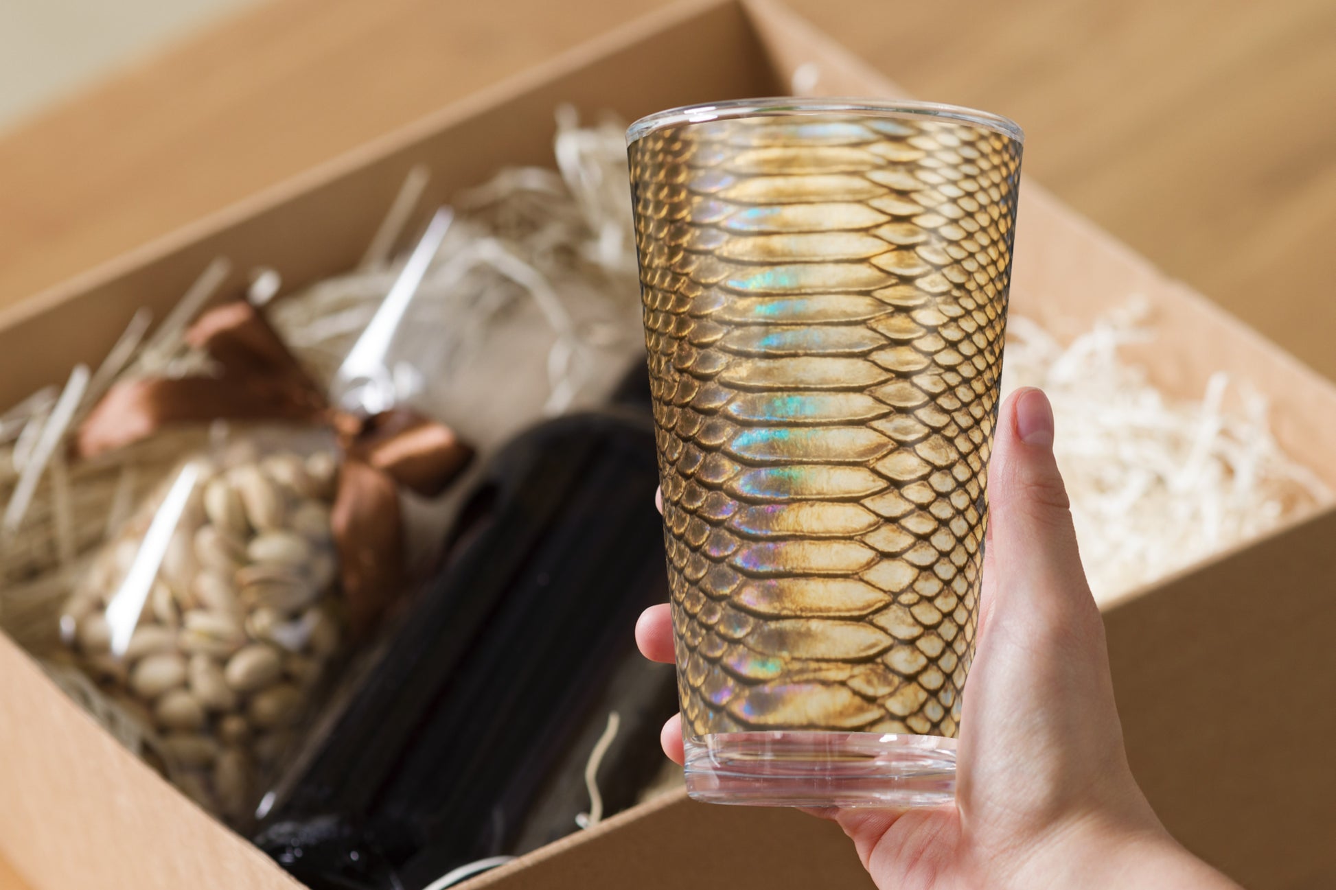 Luxuriöses Strukturglas mit gold-schwarzer Reptilienoptik in stilvoller Verpackung
