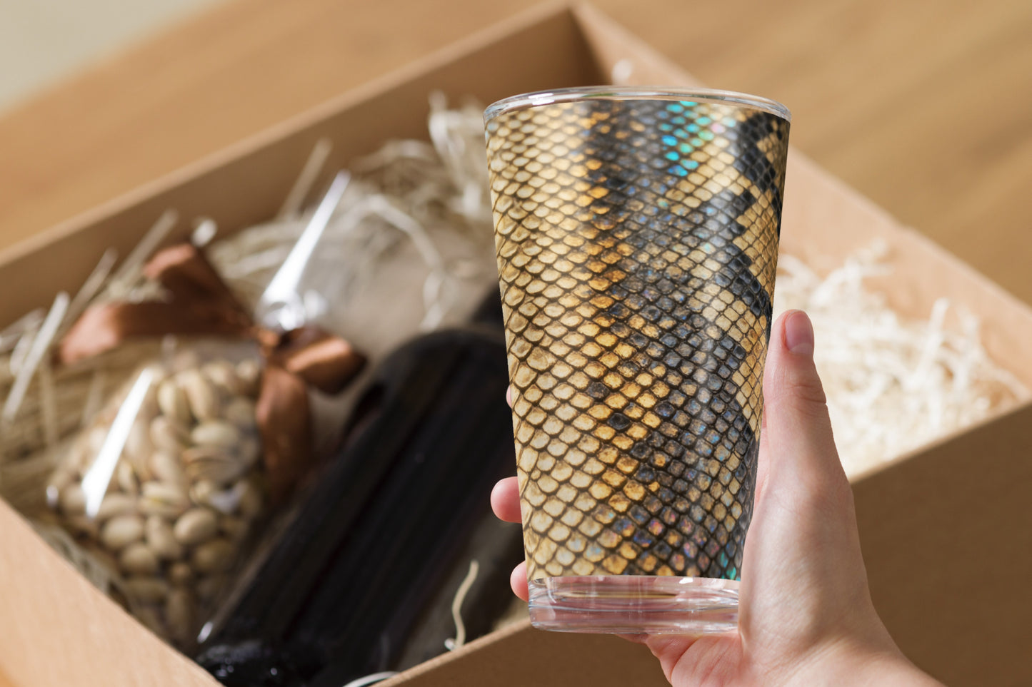 Seitenansicht des luxuriösen Strukturglases mit gold-schwarzer Reptilienoptik in stilvoller Verpackung