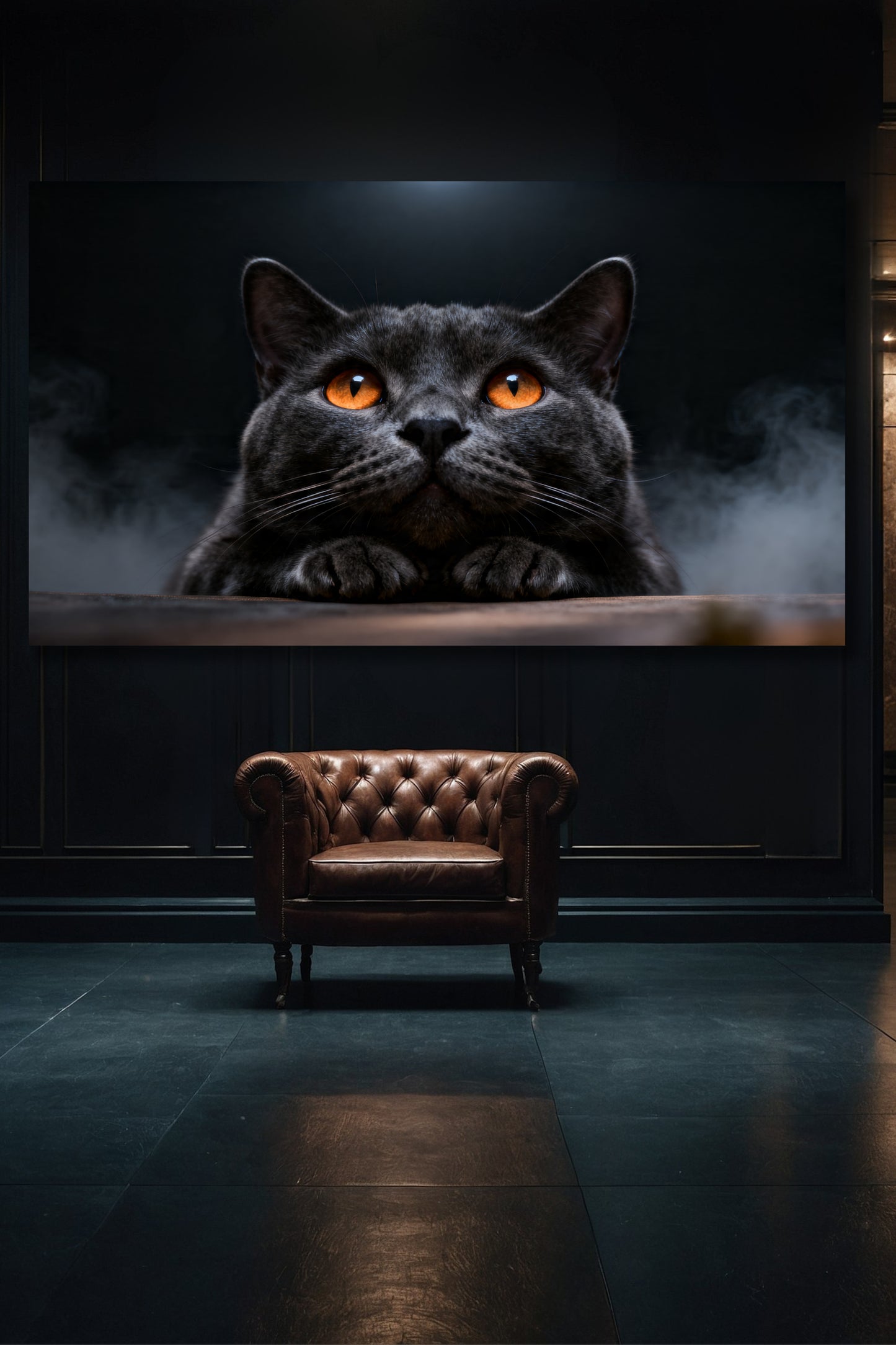 Graue Katze Leinwand im Querformat in eleganter Galerie über einem Ledersessel mit gezielter Beleuchtung