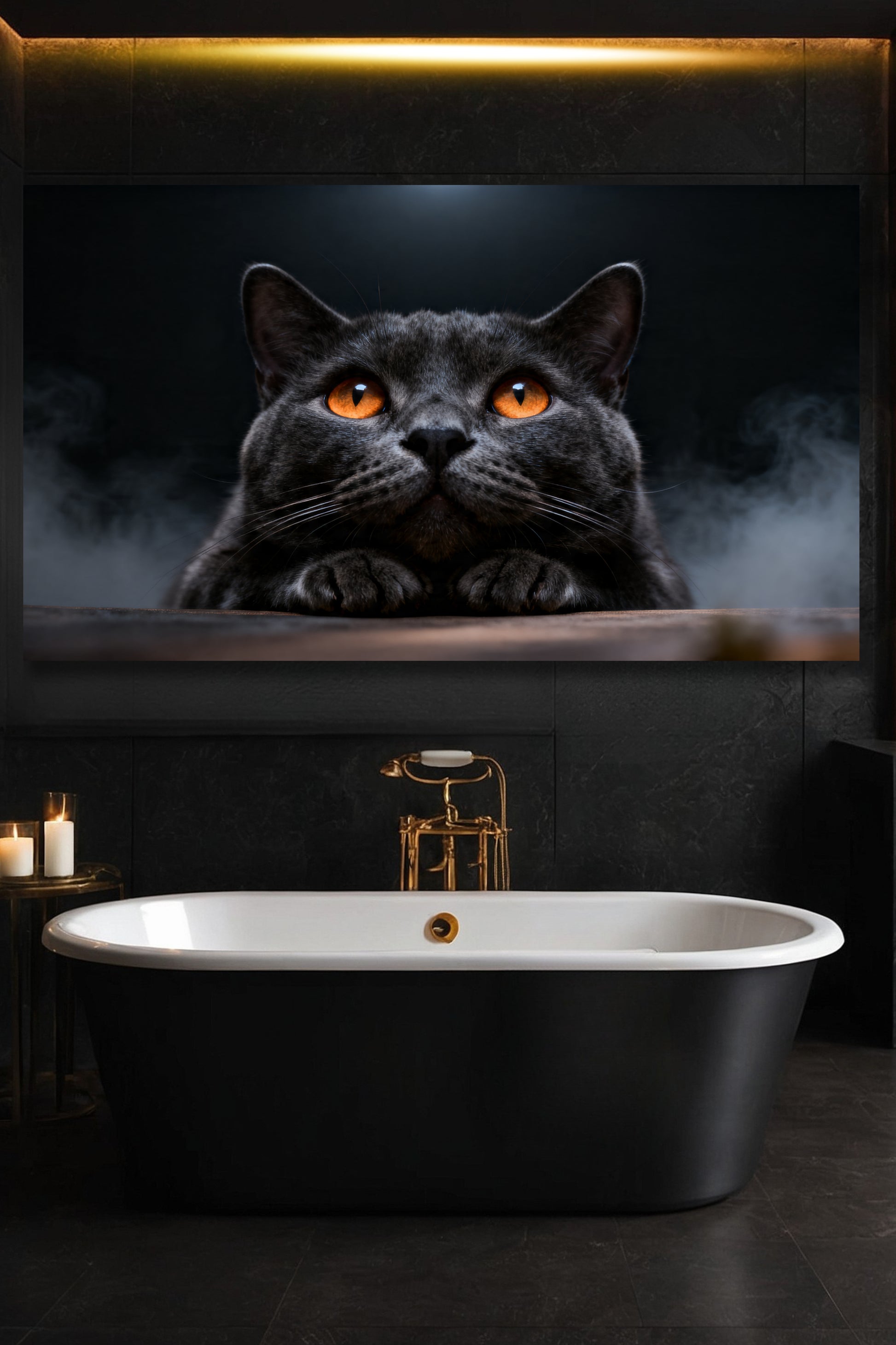 Graue Katze Leinwand im Querformat in minimalistischem Badezimmer über Badewanne mit eleganter Lichtstimmung