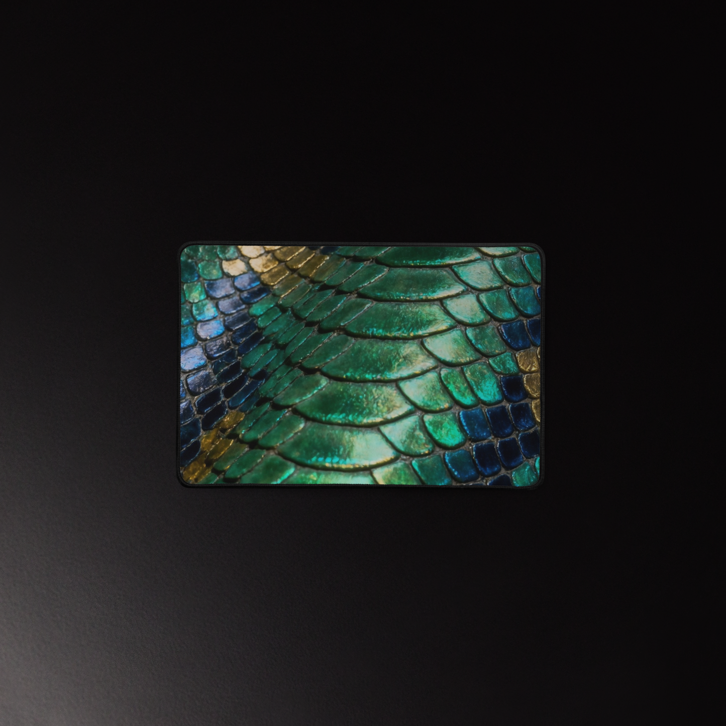 Grüne Schreibtischunterlage mit schimmernder Reptilienlederstruktur in Smaragdgrün, Türkis und Gold als luxuriöse Desk Mat im Format 12x18 Zoll