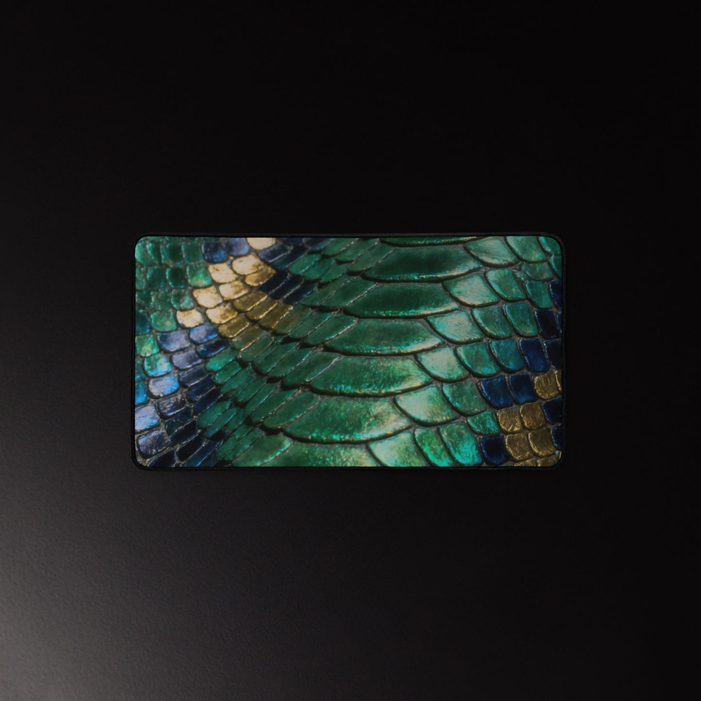 Grüne Schreibtischunterlage mit schimmernder Reptilienlederstruktur in Smaragdgrün, Türkis und Gold als luxuriöse Desk Mat im Format 12x22