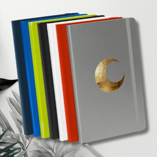 Hardcover Notizbuch mit goldenem Mondsymbol in verschiedenen Einbandfarben zur Auswahl.