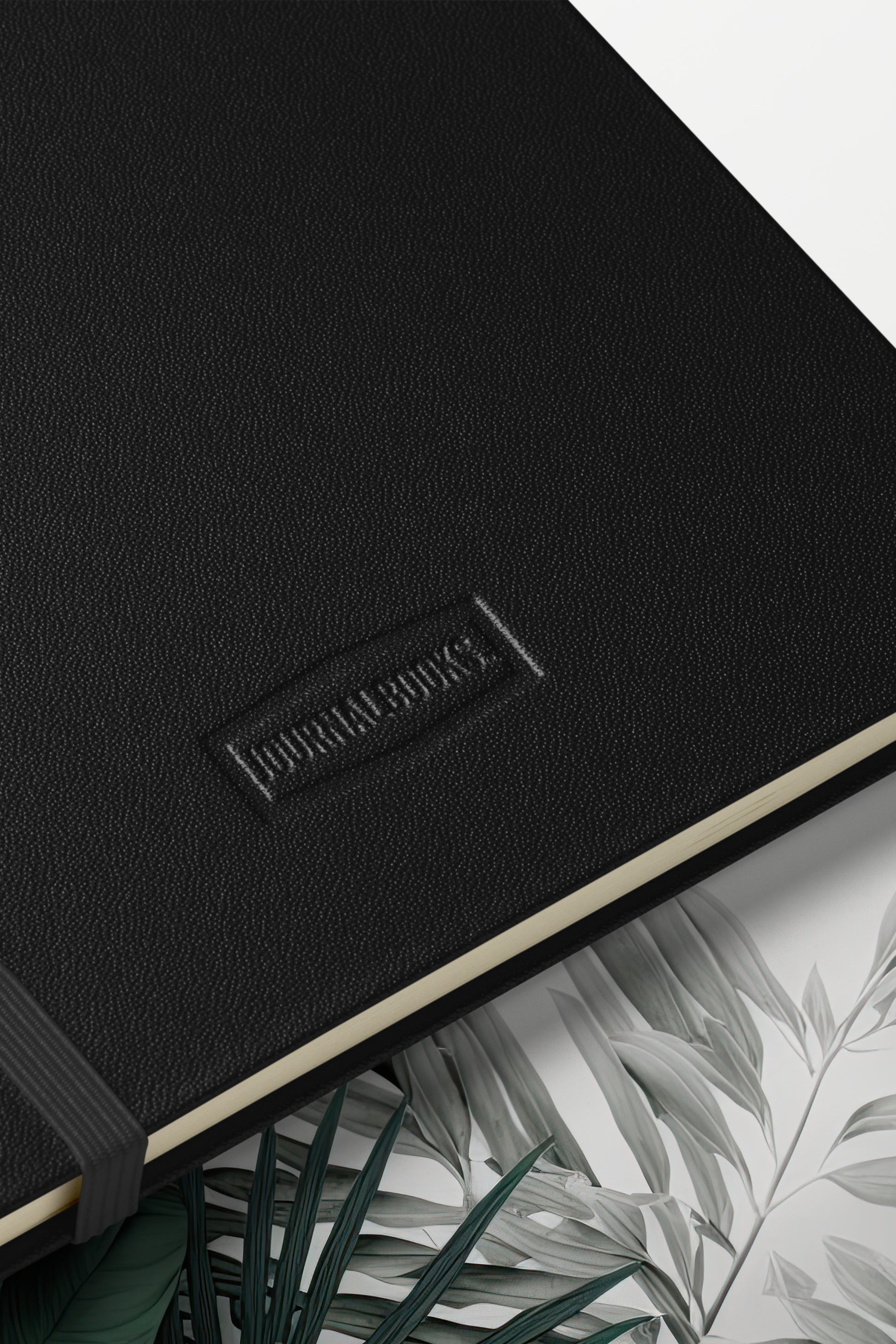 Hardcover Notizbuch mit schwarzem Einband auf der Rückseite, hochwertige Struktur des Hardcover-Materials im Detail.