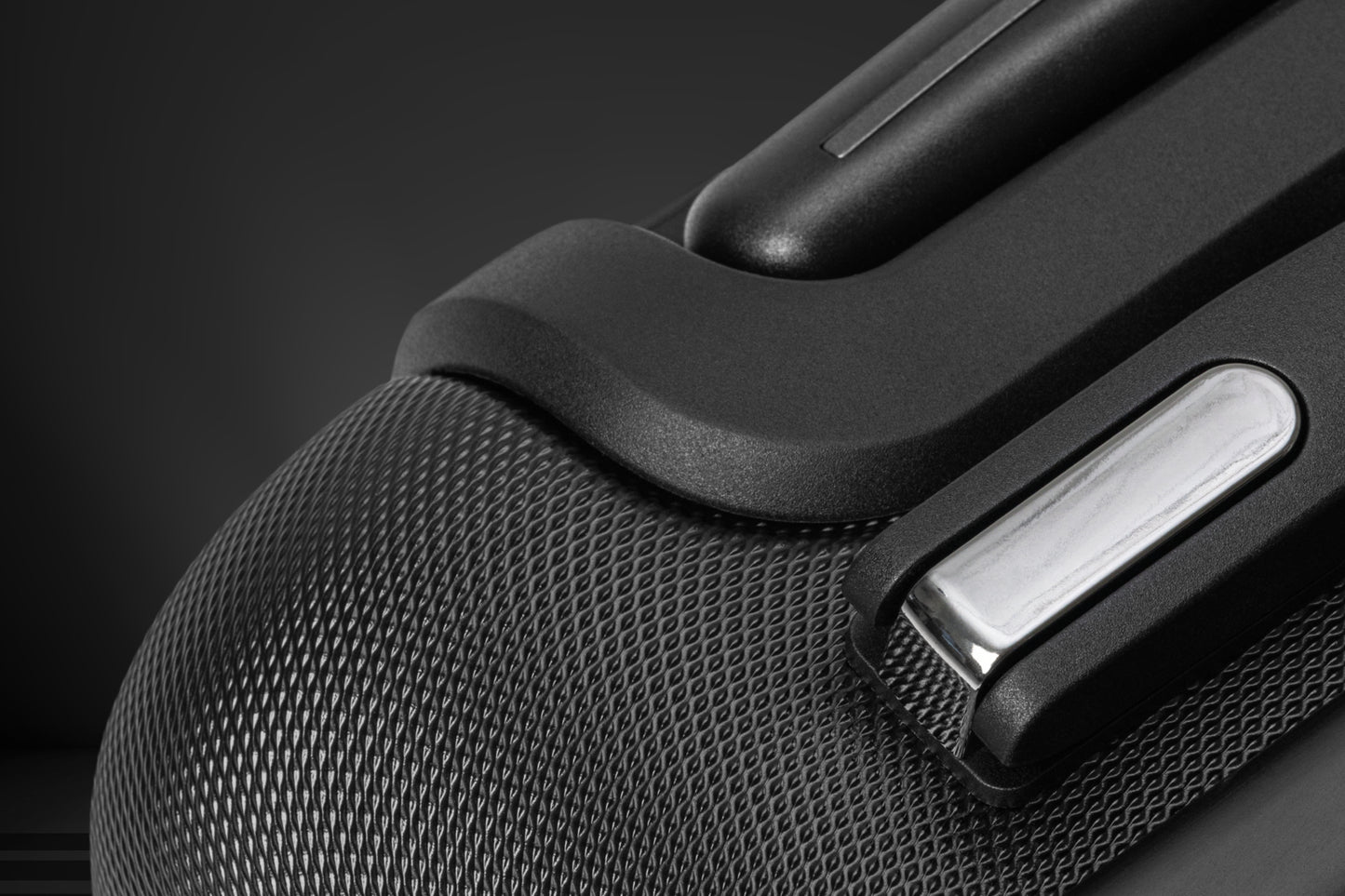Detailaufnahme des ergonomischen Tragegriffs am Hartschalenkoffer. Die Nahansicht zeigt die hochwertige Verarbeitung, die robuste Konstruktion und den komfortablen Griff für ein bequemes Handling beim Tragen und Anheben des Reisegepäcks.