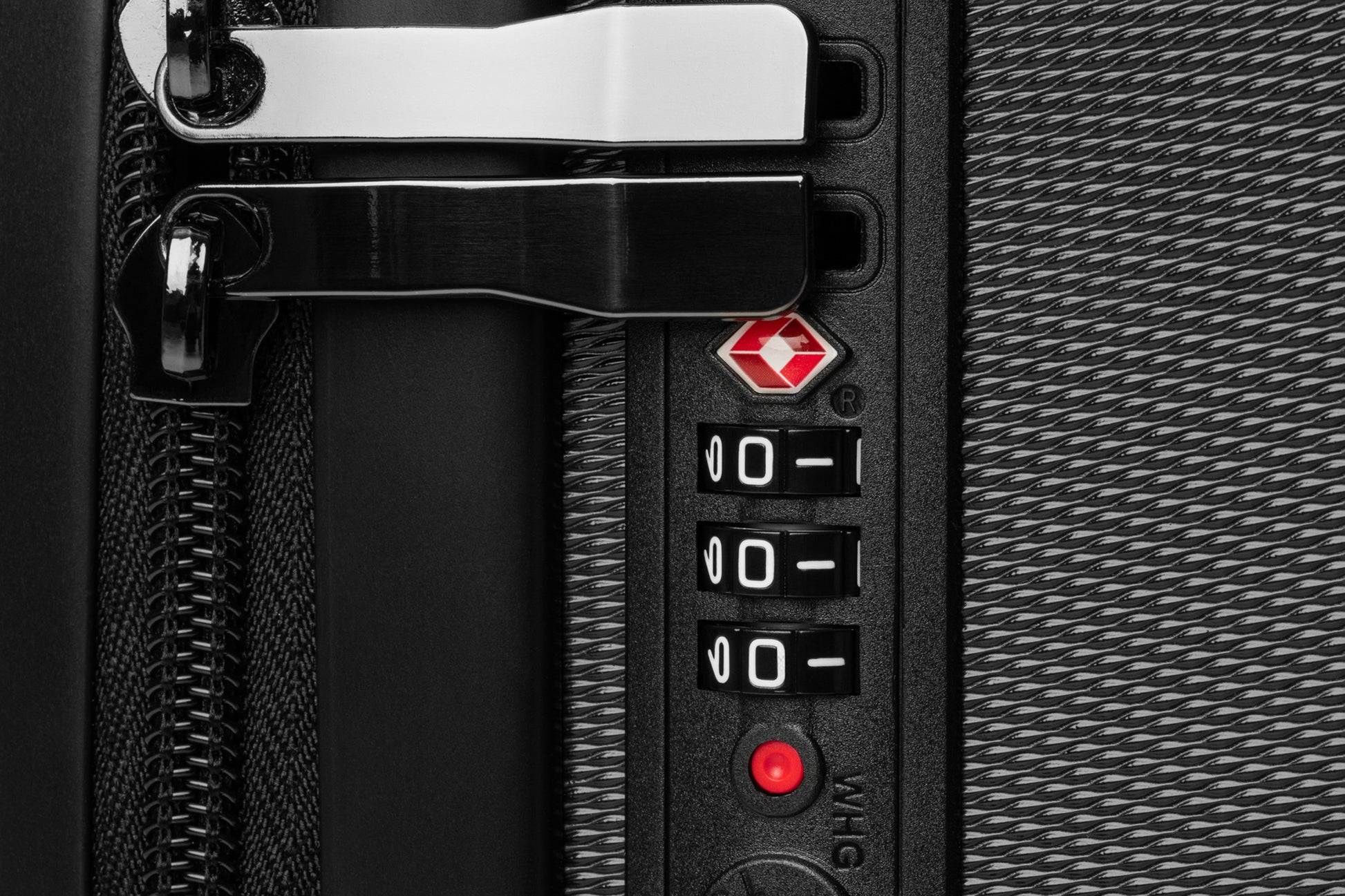 Detailaufnahme des integrierten TSA-Zahlenschlosses am Hartschalenkoffer. Die Nahansicht zeigt das sichere Verschlusssystem, die robuste Verarbeitung und die hochwertige Ausstattung für geschütztes Reisegepäck auf nationalen und internationalen Reisen.