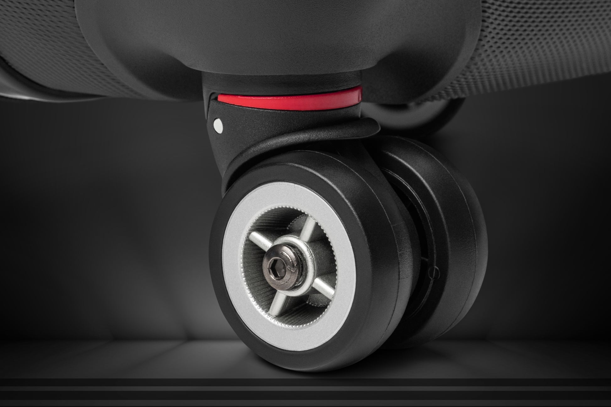Detailaufnahme einer 360°-Doppelrolle eines Hartschalenkoffers. Die Nahansicht zeigt die leichtgängige Rollenmechanik, die stabile Konstruktion und die hochwertige Verarbeitung für komfortables Manövrieren auf Reisen.